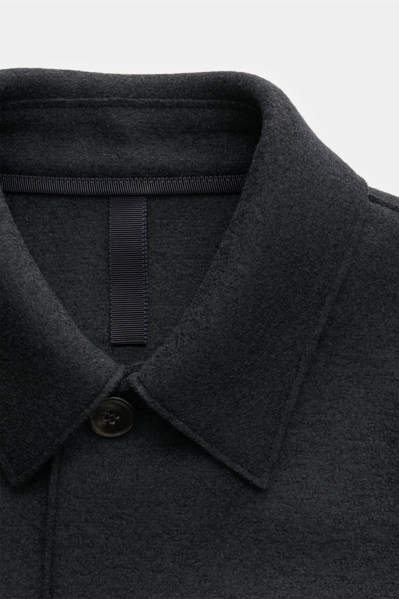 Harris Wharf London Wolljacke navy aus gefilzter Schurwolle, schwere Qualität, Regular Fit, Kragen und Knopfleiste, Detailansicht von oben.