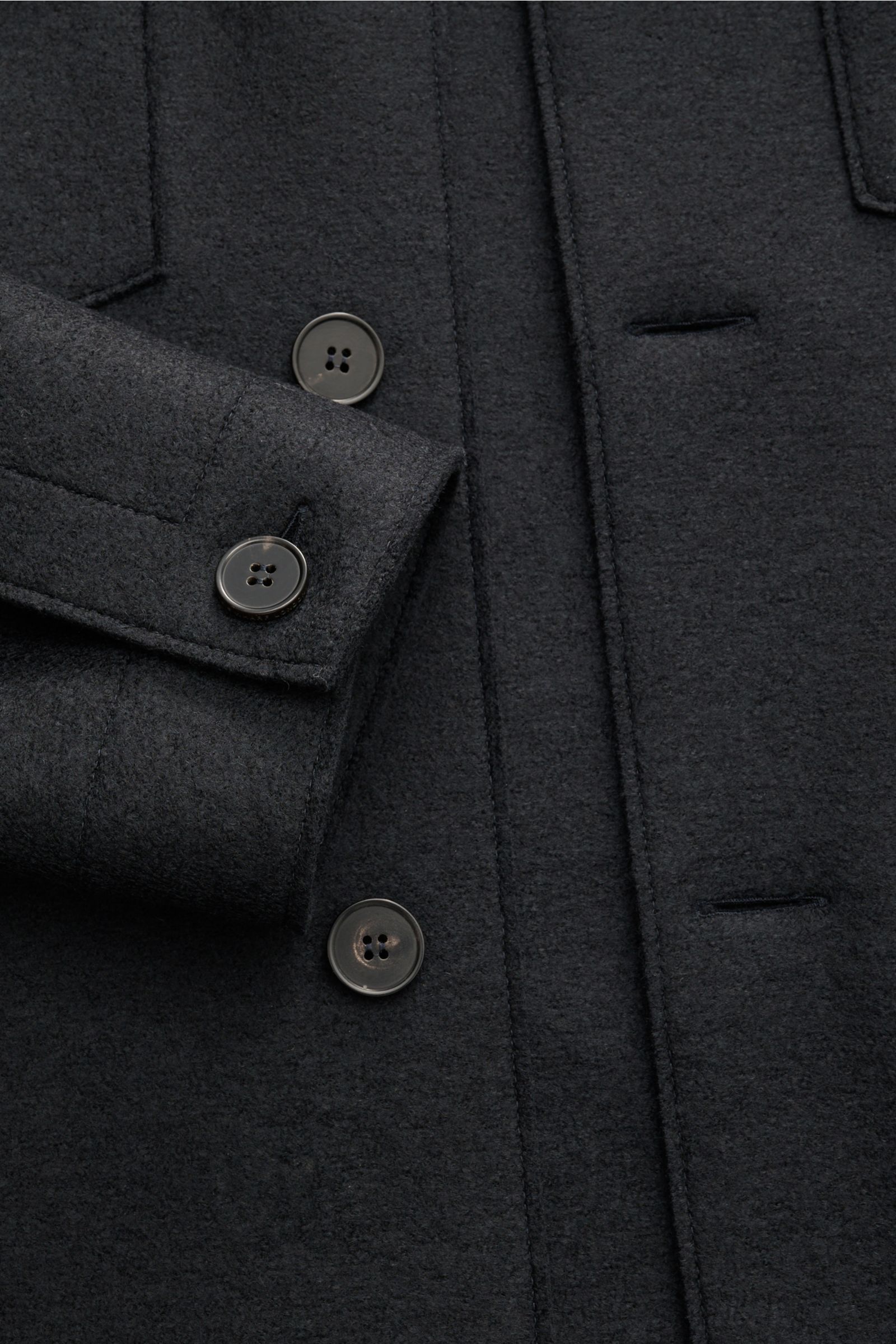 Nahaufnahme der Harris Wharf London Wolljacke navy aus gefilzter Schurwolle, Fokus auf Knopfleiste und Ärmel mit Knöpfen, ungefüttert, Regular Fit.