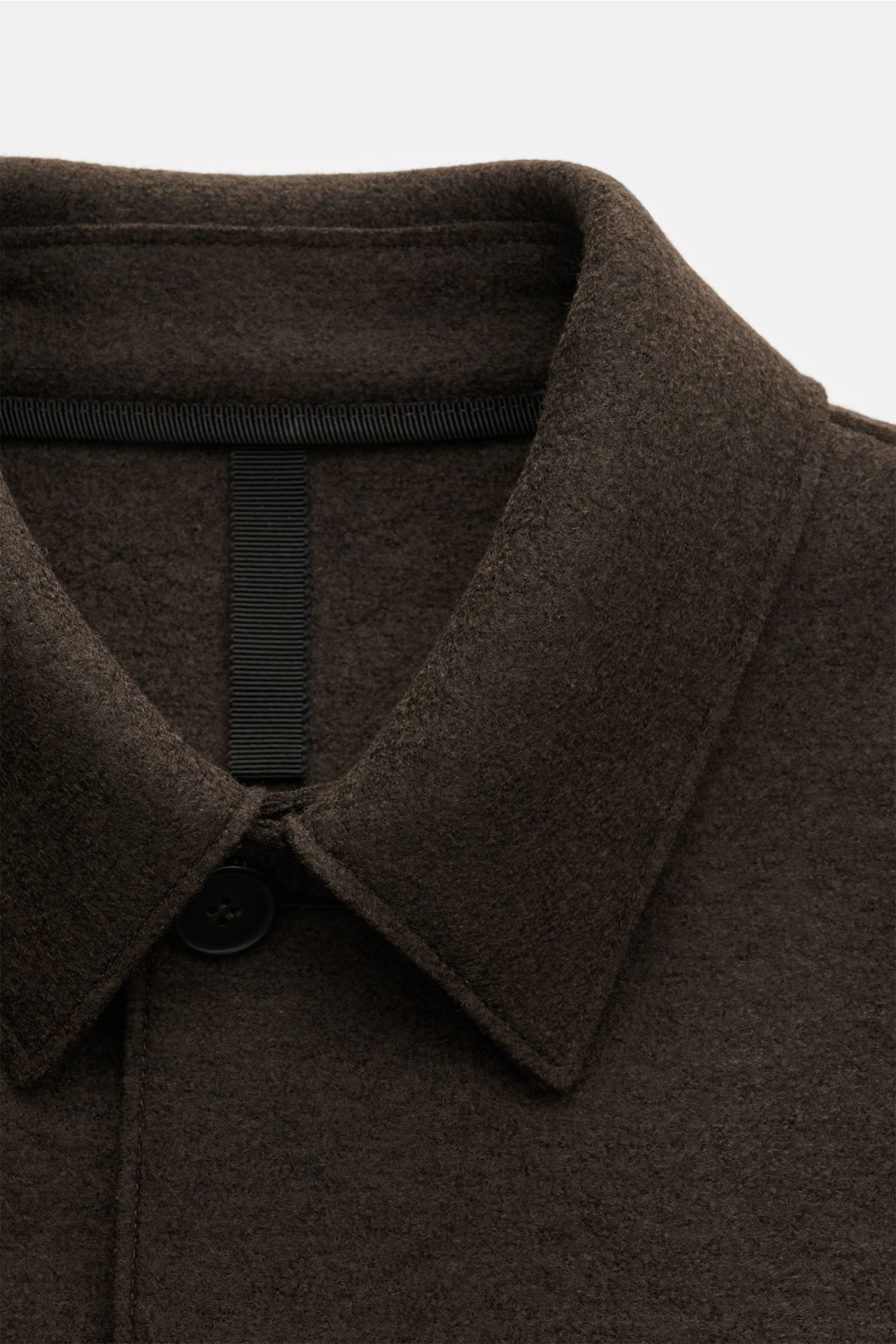 Nahaufnahme der Harris Wharf London Wolljacke dunkelbraun aus gefilzter Schurwolle, Fokus auf Umlegekragen und Knopf, ungefüttert, Regular Fit.