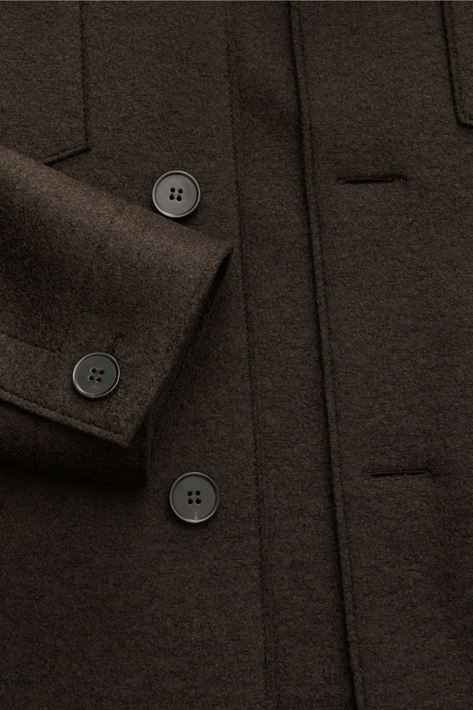 Nahaufnahme der Harris Wharf London Wolljacke dunkelbraun aus gefilzter Schurwolle, zeigt Ärmel mit Knopf, Brust- und Leistentaschen, ungefüttert, Regular Fit.