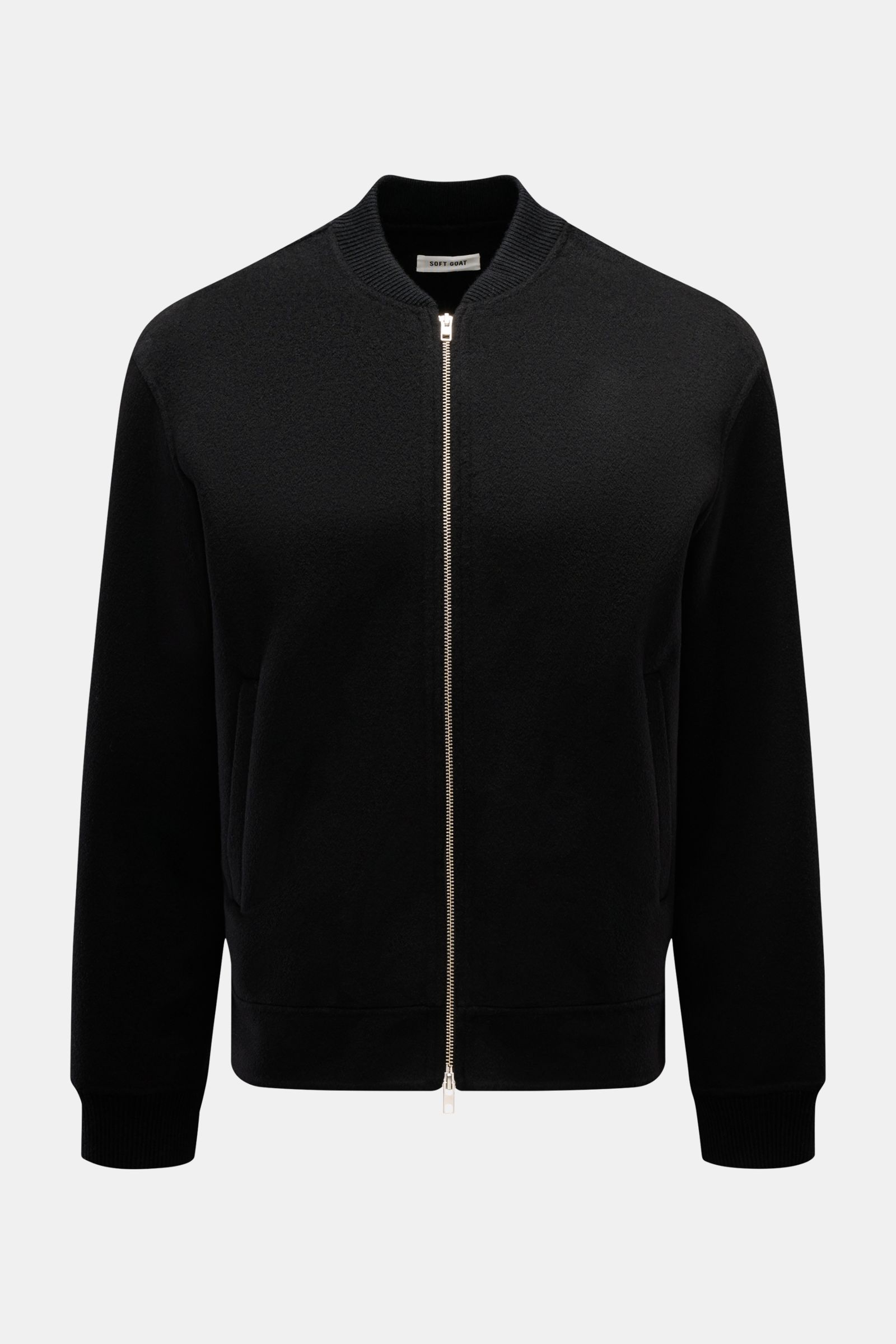 Soft Goat Blouson schwarz, frontal fotografiert, nachhaltiger Blouson aus Wolle und Cashmere, Slim Fit, zwei-Wege-Reißverschluss, schräge Leistentaschen.