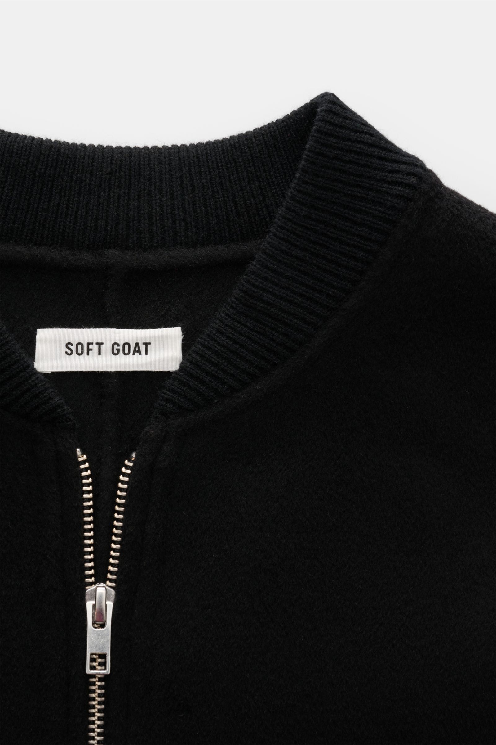 Nahaufnahme des Soft Goat Blouson schwarz, nachhaltiger Woll- und Cashmere-Mix, weicher Griff, Slim Fit, Blousonkragen, Zwei-Wege-Reißverschluss.