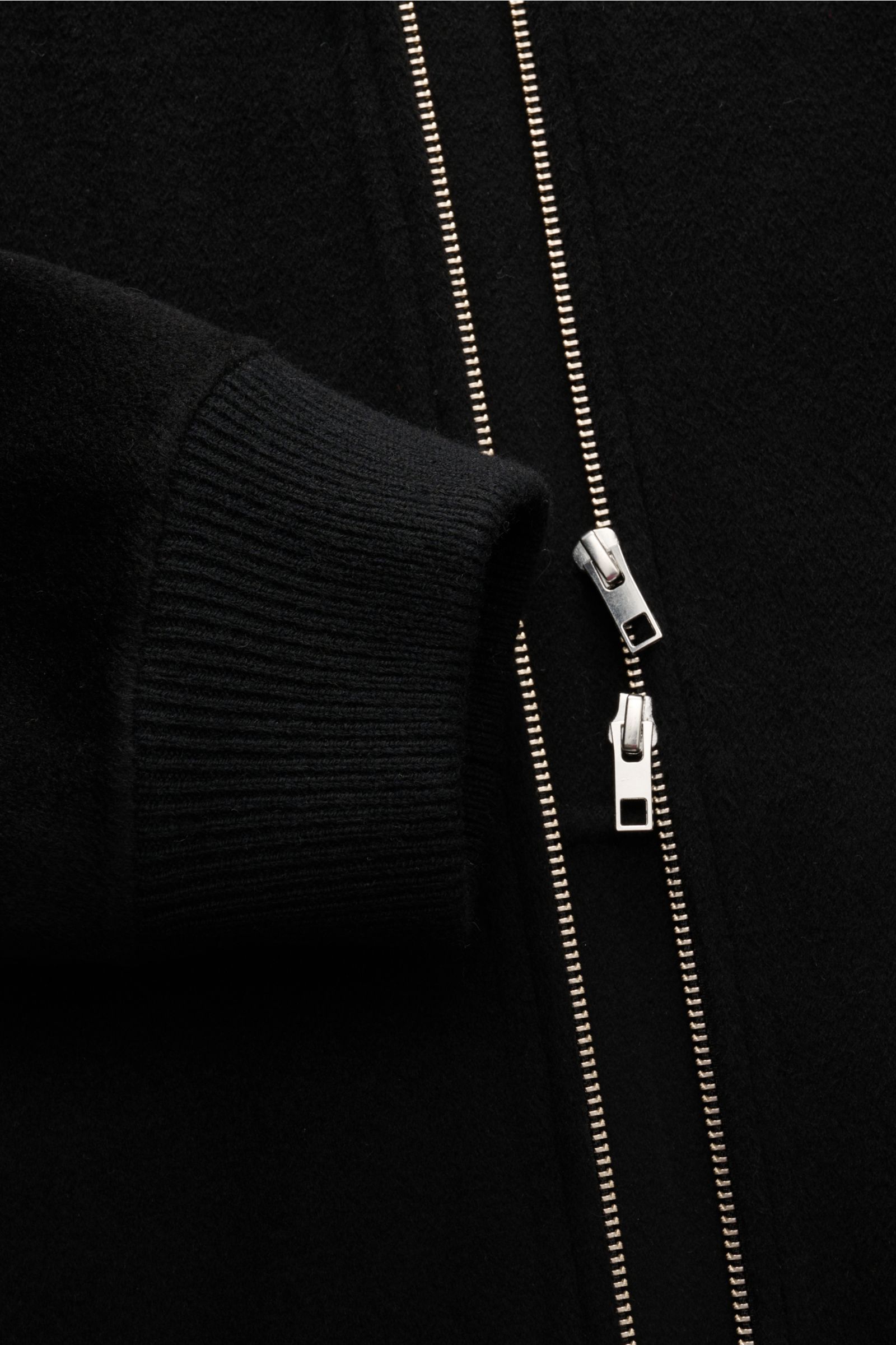 Soft Goat Blouson schwarz, Detailfoto von Ärmel mit breitem Rippbündchen und zwei-Wege-Reißverschluss aus weichem Wolle-Cashmere-Mix, slim fit, ungefüttert.
