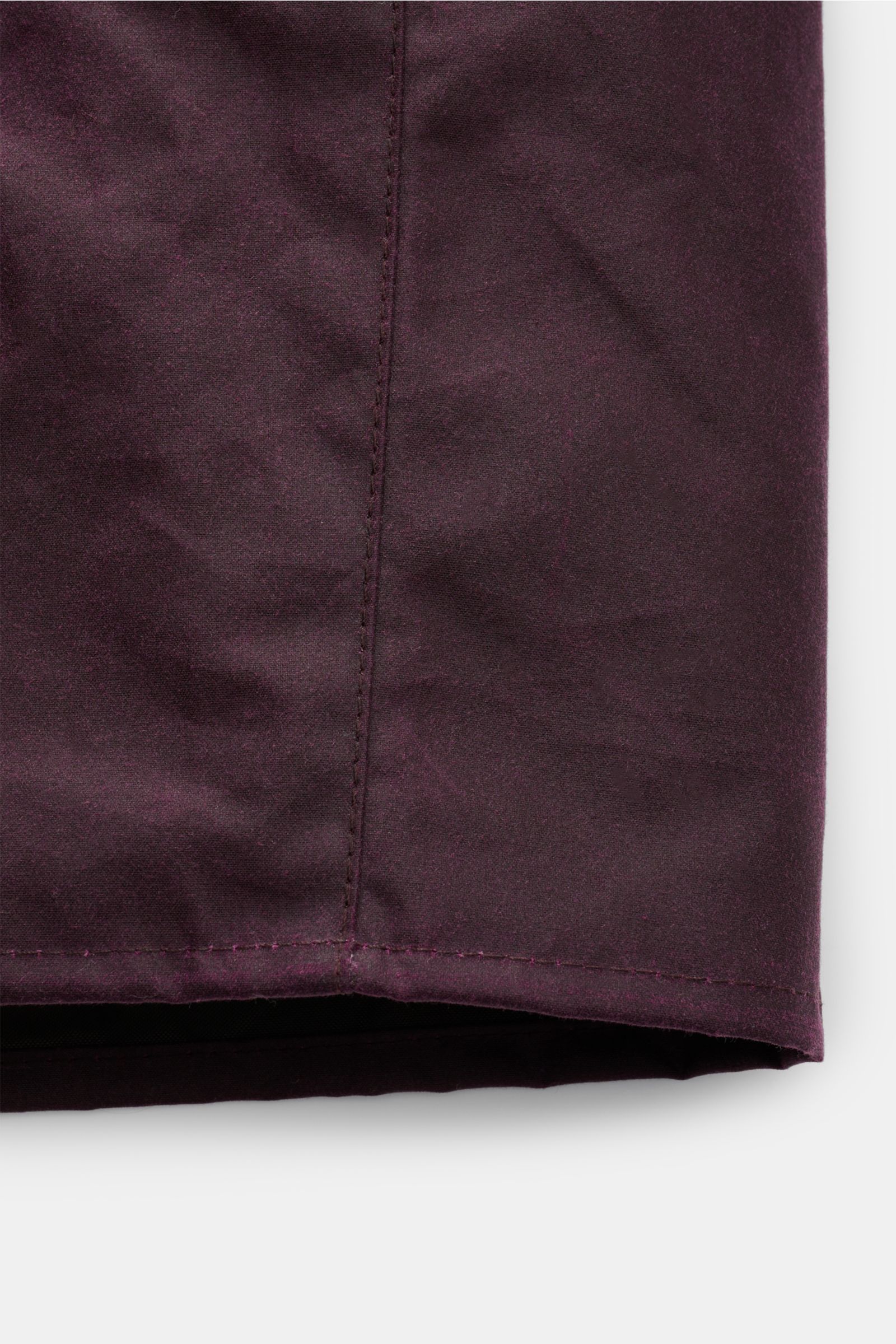 Barbour Wachsjacke 'Transport' bordeaux, Detailaufnahme der gewachsten Baumwolle mit Naht und robustem Griff, Frontansicht, oversized Schnitt.