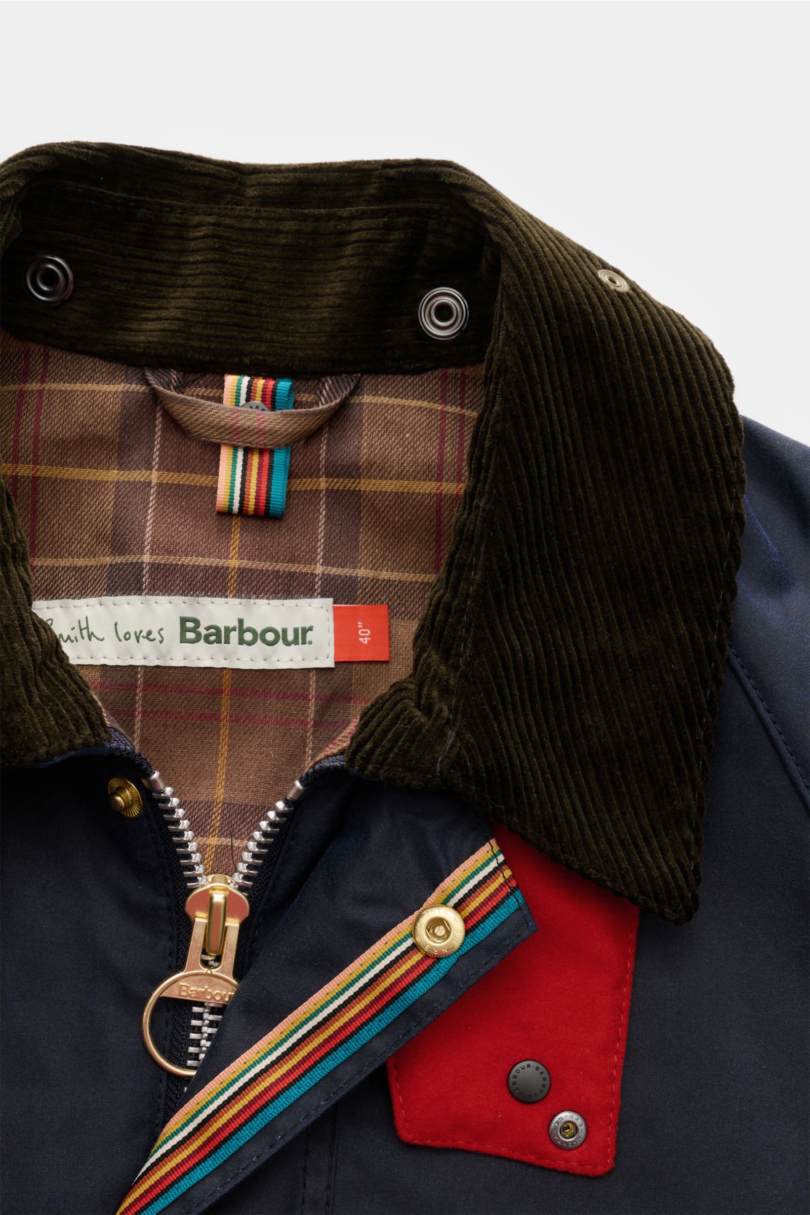 Barbour Wachsjacke 'Bedale' navy von oben fotografiert, gewachste Baumwolle, Cordkragen, Tartan-Innenfutter mit Kuh-Print, bunter Riegel, robuster Reißverschluss.