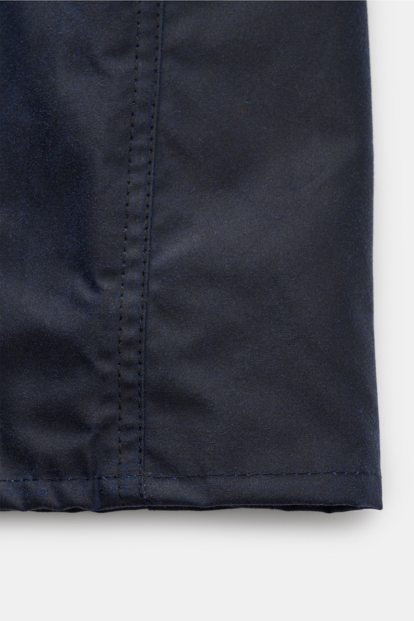 Nahaufnahme der Barbour Wachsjacke 'Bedale' navy aus gewachster Baumwolle, Detail der Naht und des robusten Materials.