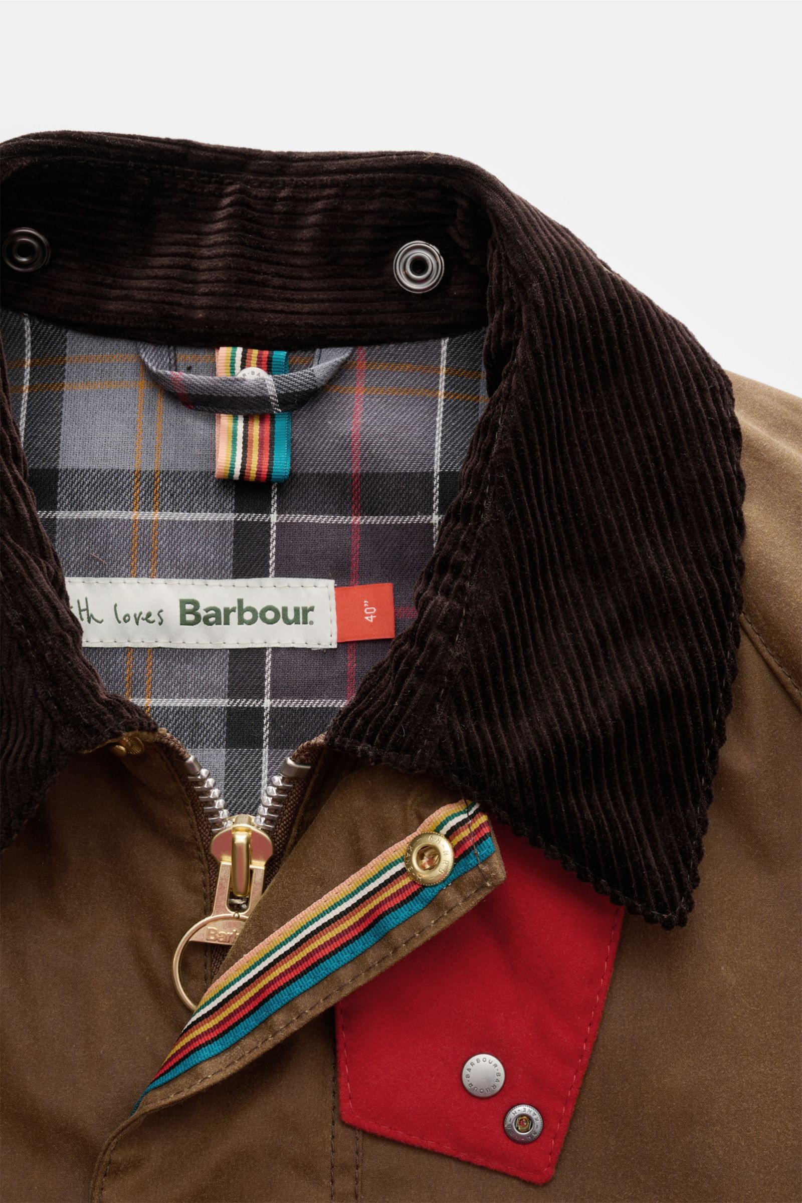 Nahaufnahme der Barbour Wachsjacke 'Bedale' braun von vorne, gewachste Baumwolle, Cordkragen, Tartan-Innenfutter mit Kuh-Print, robuster Reißverschluss, Slim Fit.