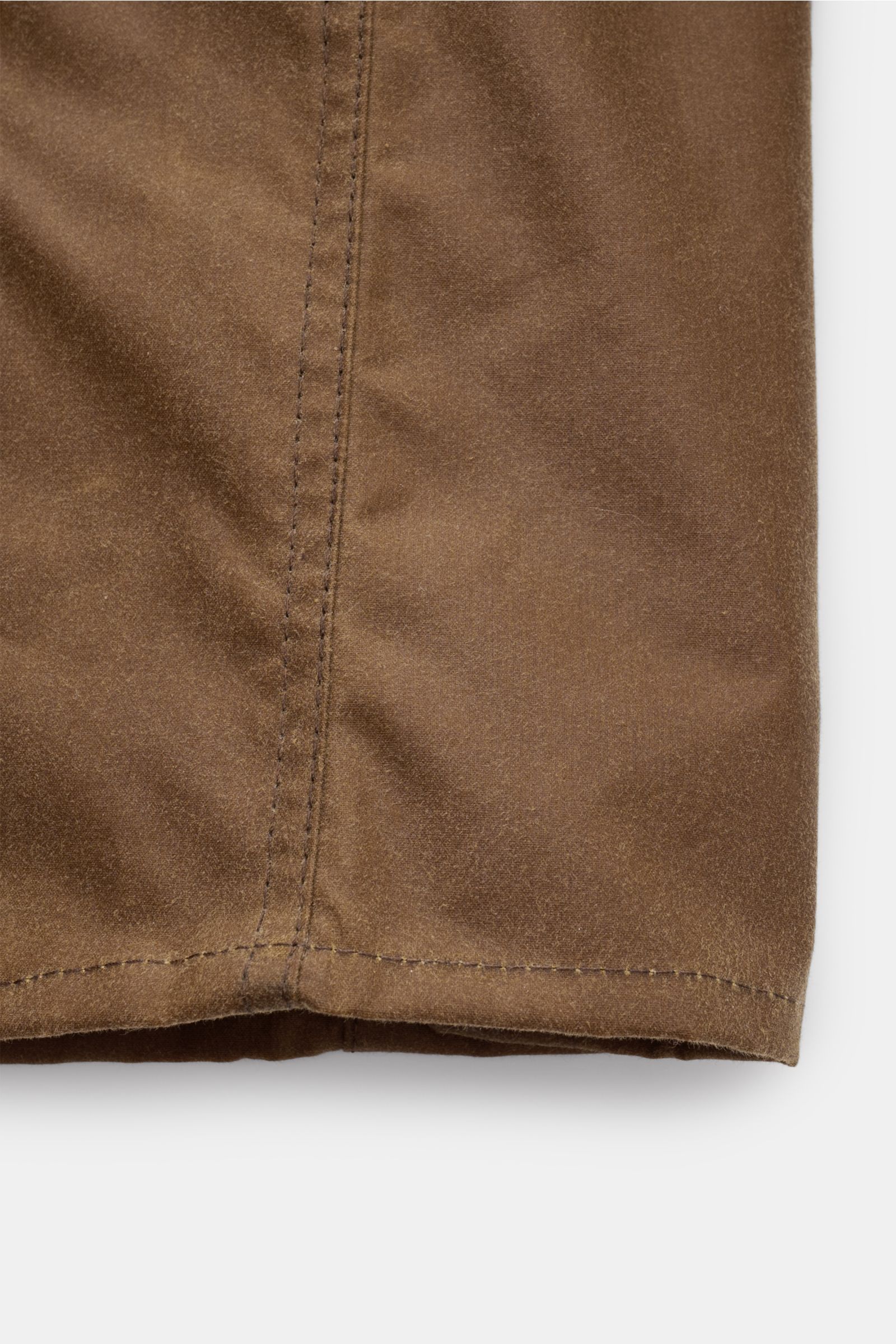 Nahaufnahme der Barbour Wachsjacke 'Bedale' braun von unten, gewachste Baumwolle mit sichtbaren Nähten, robust und slim fit.