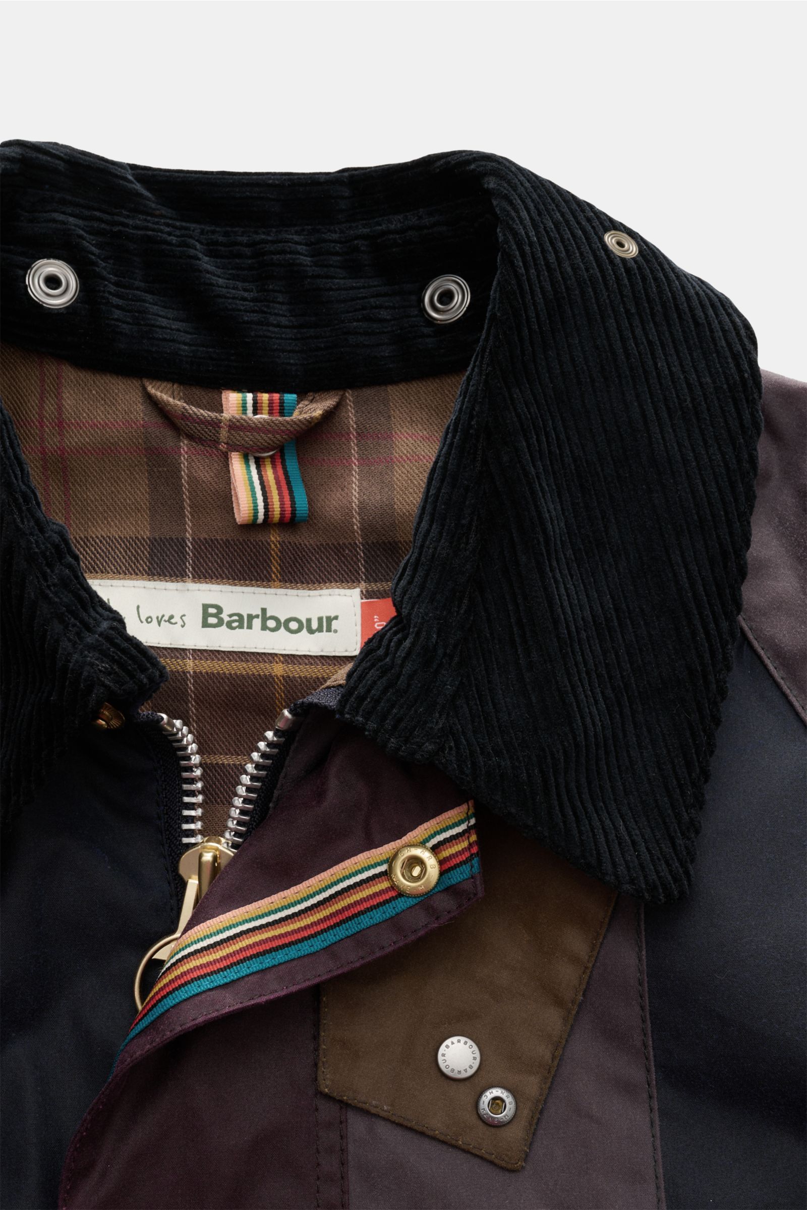 Close-up front view of the Barbour Wachsjacke 'Bedale' navy/bordeaux/petrol showing its corduroy collar, striped inner trim, zipper, and Tartan lining with a cow print. Gut gerüstet für die Übergangszeit: Diese Variante der 'Bedale' Jacke gehört zur Koope