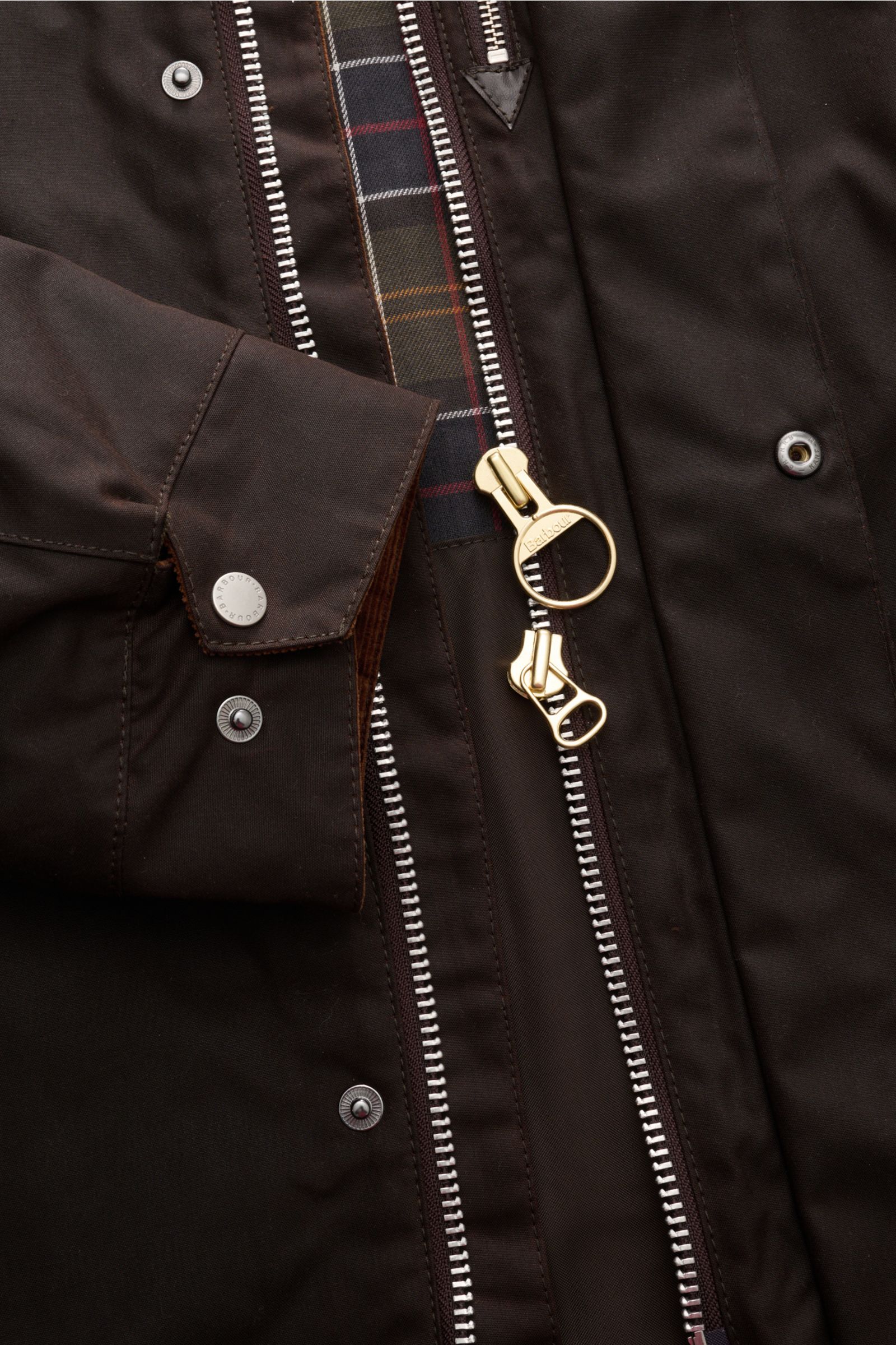 Barbour Wachsparka 'Beeston' dunkelbraun aus gewachster Baumwolle, Detailaufnahme Reißverschluss, Cordkragen, Tartan-Futter, Slim Fit, Übergangszeit.