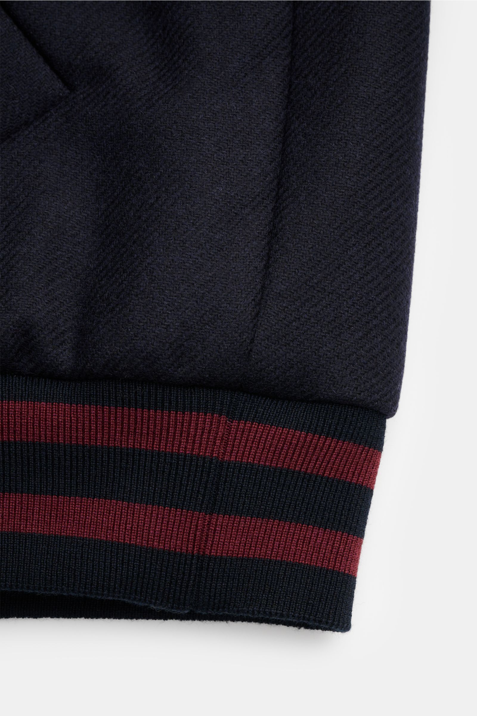Ausschnitt des A.P.C. Blouson 'Micky' dark navy im College-Style mit Woll-Mix, Rippbündchen in navy und rot, Detailaufnahme von unten.