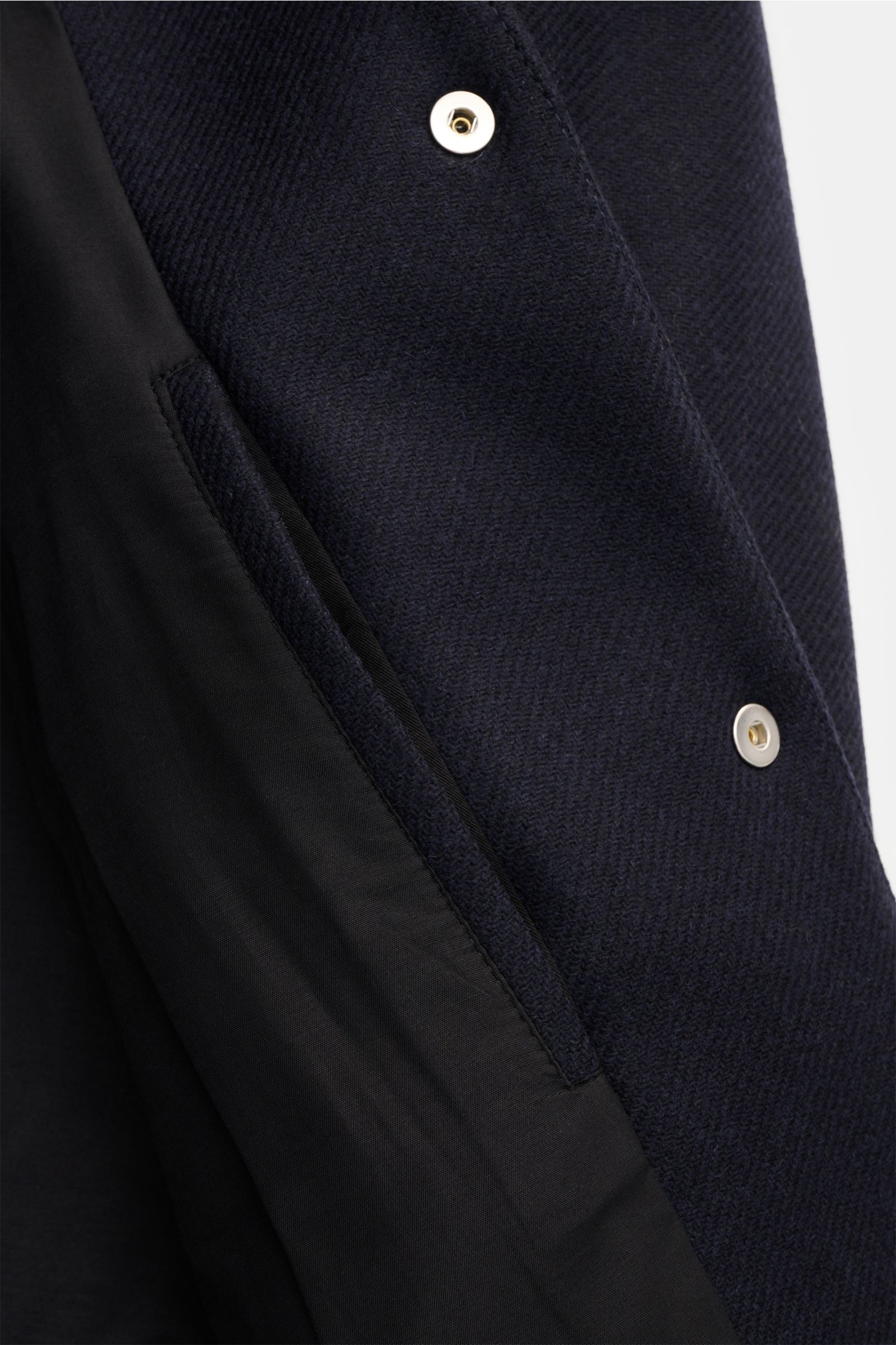 Nahaufnahme des A.P.C. Blouson 'Micky' dark navy von innen und außen, Woll-Mix, Druckknopfleiste, schräge Taschen, College-Style.