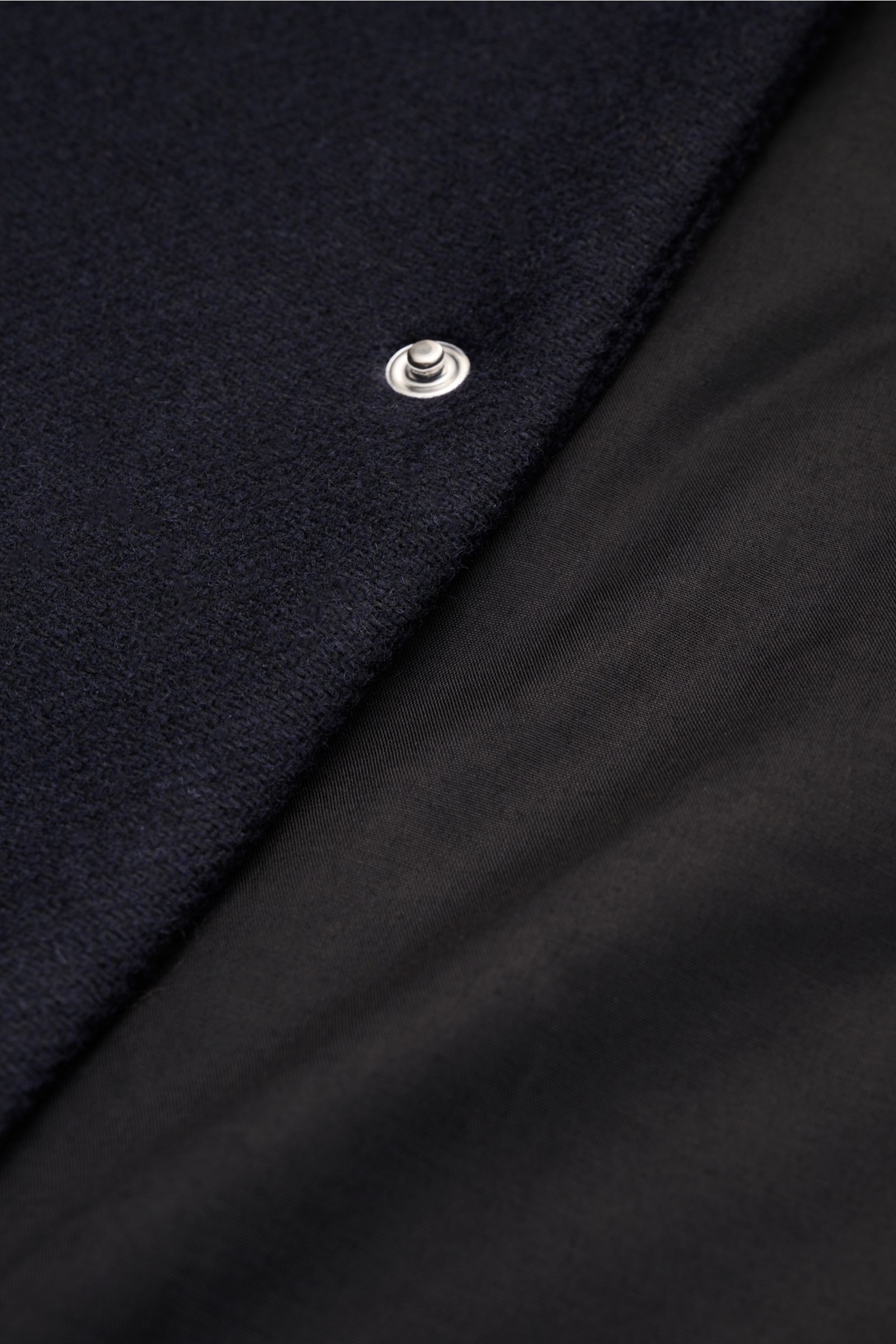 Ausschnitt des A.P.C. Blouson 'Micky' dark navy aus Woll-Mix mit Druckknopf, leichter Wattierung und innen glattem Futter, Nahaufnahme.