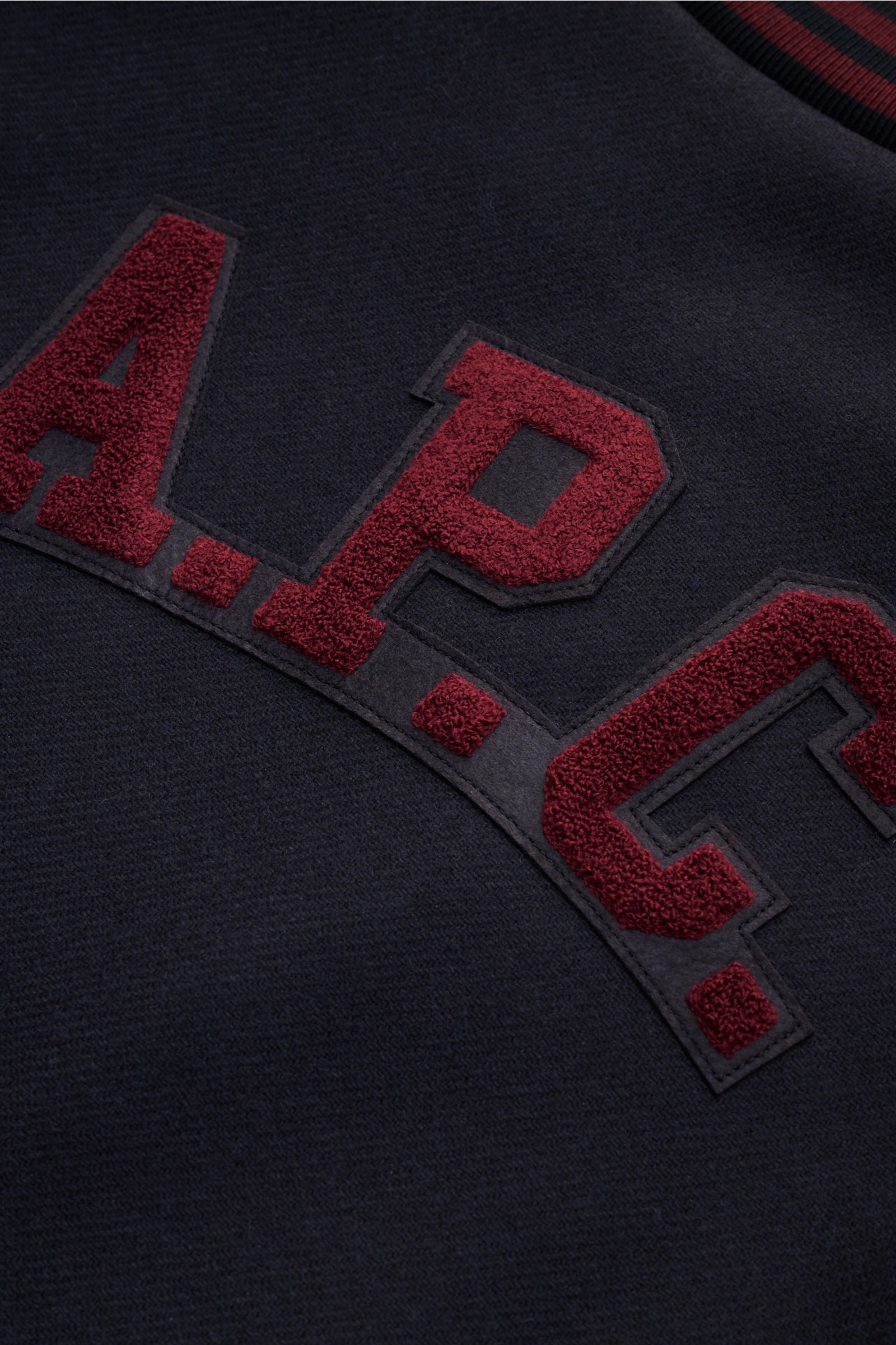 A.P.C. Blouson 'Micky' dark navy aus Woll-Mix, Detailaufnahme der rückwärtigen roten Frottee-Logo-Applikation, College-Style.