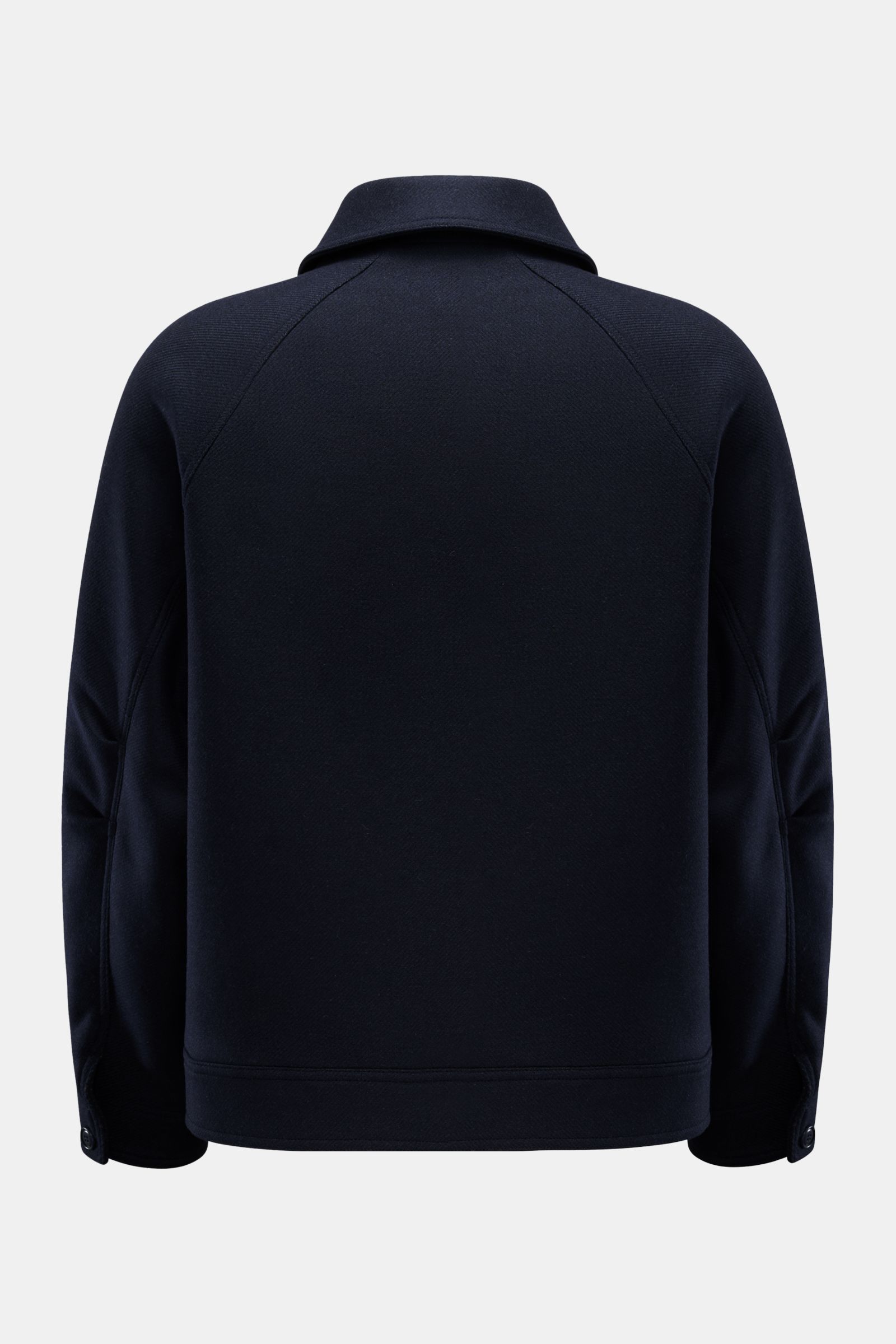 A.P.C. Jacke 'Chase' navy shown from the back, made of wool and microfiber mix with raglan sleeves, regular fit, and a turn-down collar. Die Jacke 'Chase' vom Französischen Label A.P.C. fertigt ihr sportives Modell aus Wolle-Microfaser-Mix, was für ein