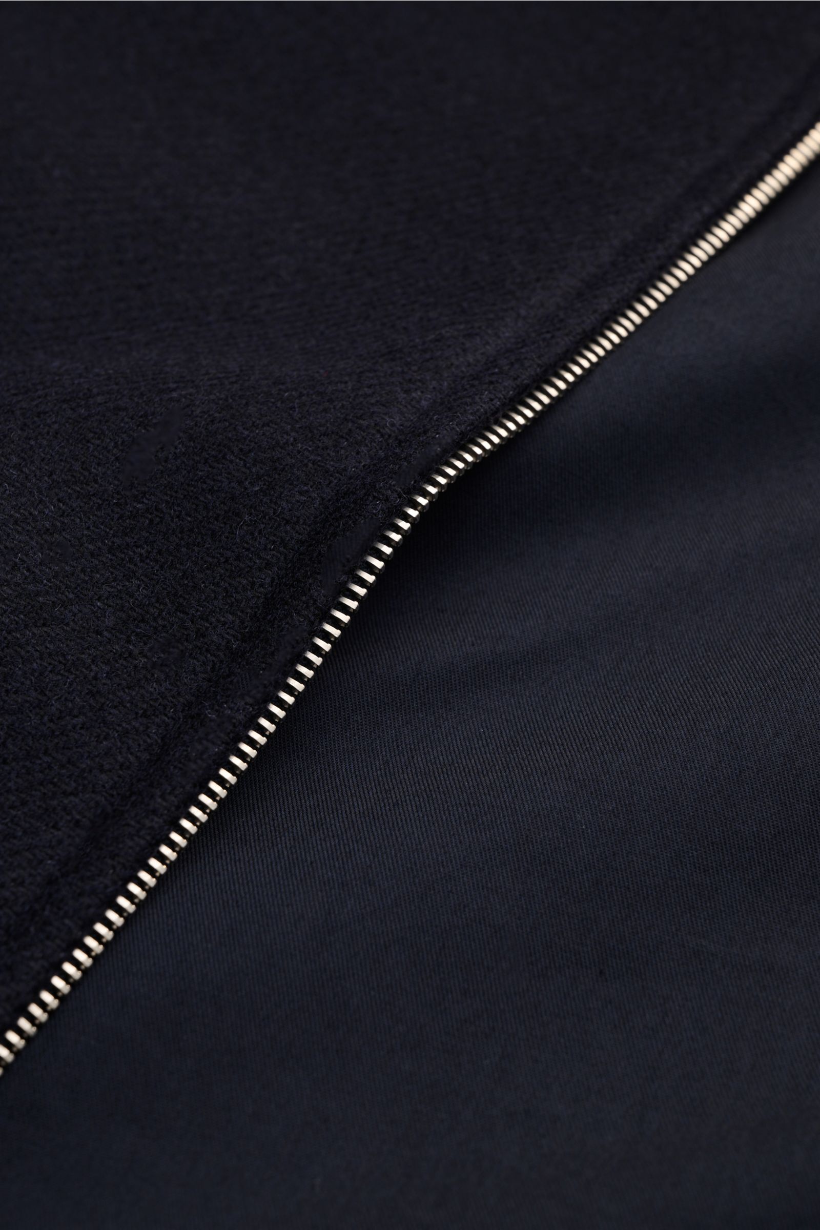 Close-up view of the zipper and fabric texture of the A.P.C. Jacke 'Chase' navy, made from a wool-microfiber mix with a slightly textured feel.

Description: Die Jacke 'Chase' vom Französischen Label A.P.C. fertigt ihr sportives Modell aus Wolle-Microf