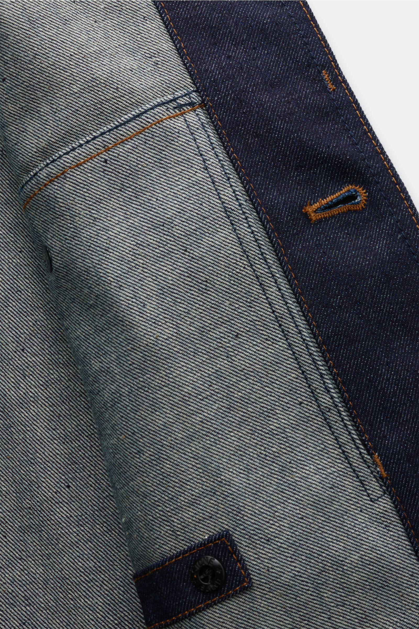 Nahaufnahme der Stone Island Jeansjacke 'Indigo Denim-Raw' navy, Detailansicht des Raw Denim Materials und verdeckter Knopfleiste.