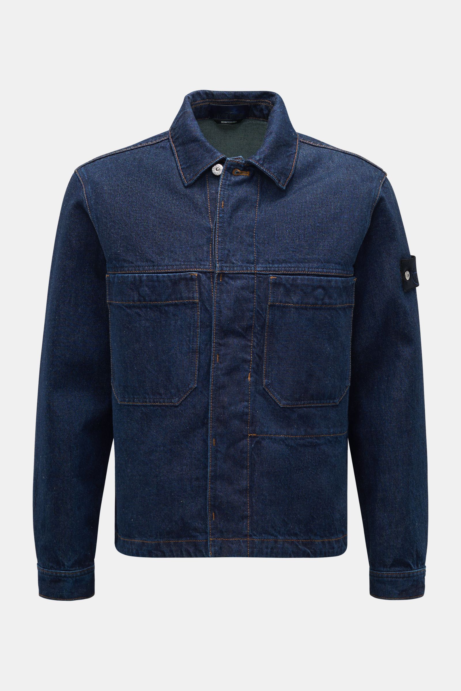 Stone Island Jeansjacke 'Indigo Denim-Rinsed' dunkelblau, Slim Fit, aus reiner Baumwolle, frontale Perspektive, Umlegekragen, verdeckte Knopfleiste, aufgesetzte Taschen, Kompass-Badge am Ärmel, Ärmelabschlüsse mit Knopf.