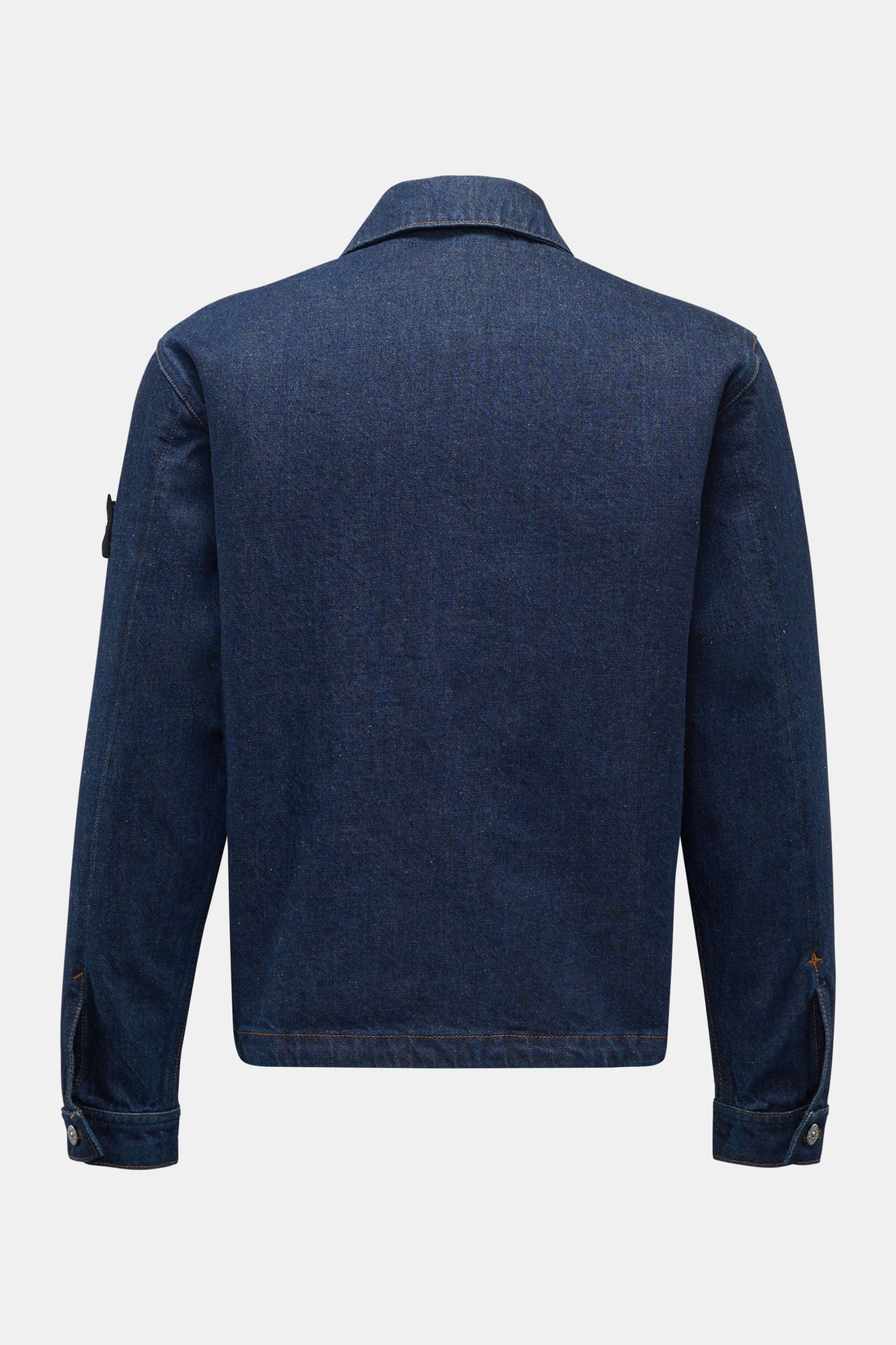 Stone Island Jeansjacke 'Indigo Denim-Rinsed' dunkelblau, Slim Fit, reine Baumwolle, Rückansicht mit Umlegekragen, Ärmel mit Knopf, Kompass-Badge am Oberarm.