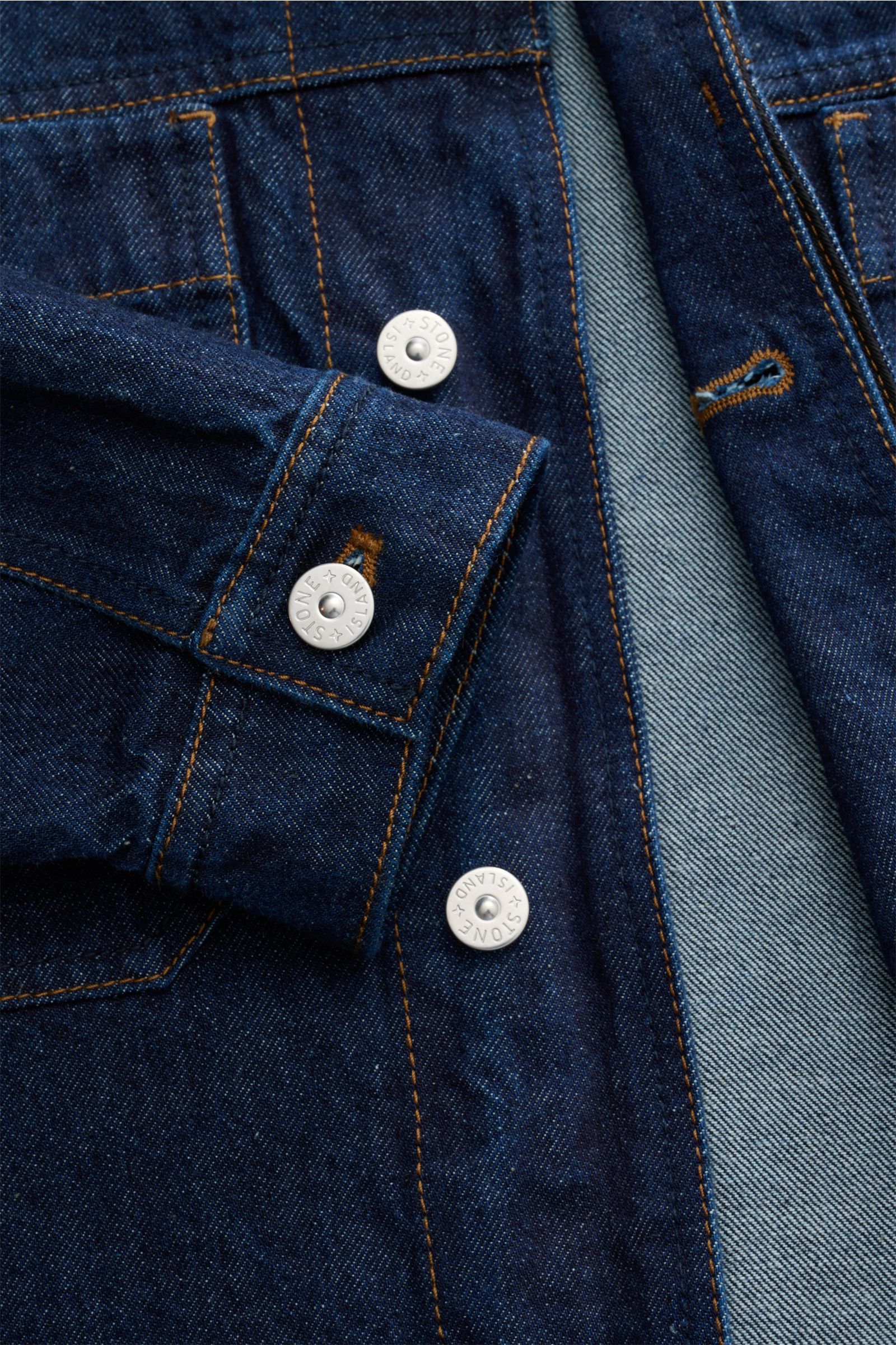 Stone Island Jeansjacke 'Indigo Denim-Rinsed' dunkelblau, Detailaufnahme Knöpfe und Ärmel mit typischer Baumwoll-Denim-Struktur, Slim Fit, Kompass-Badge.