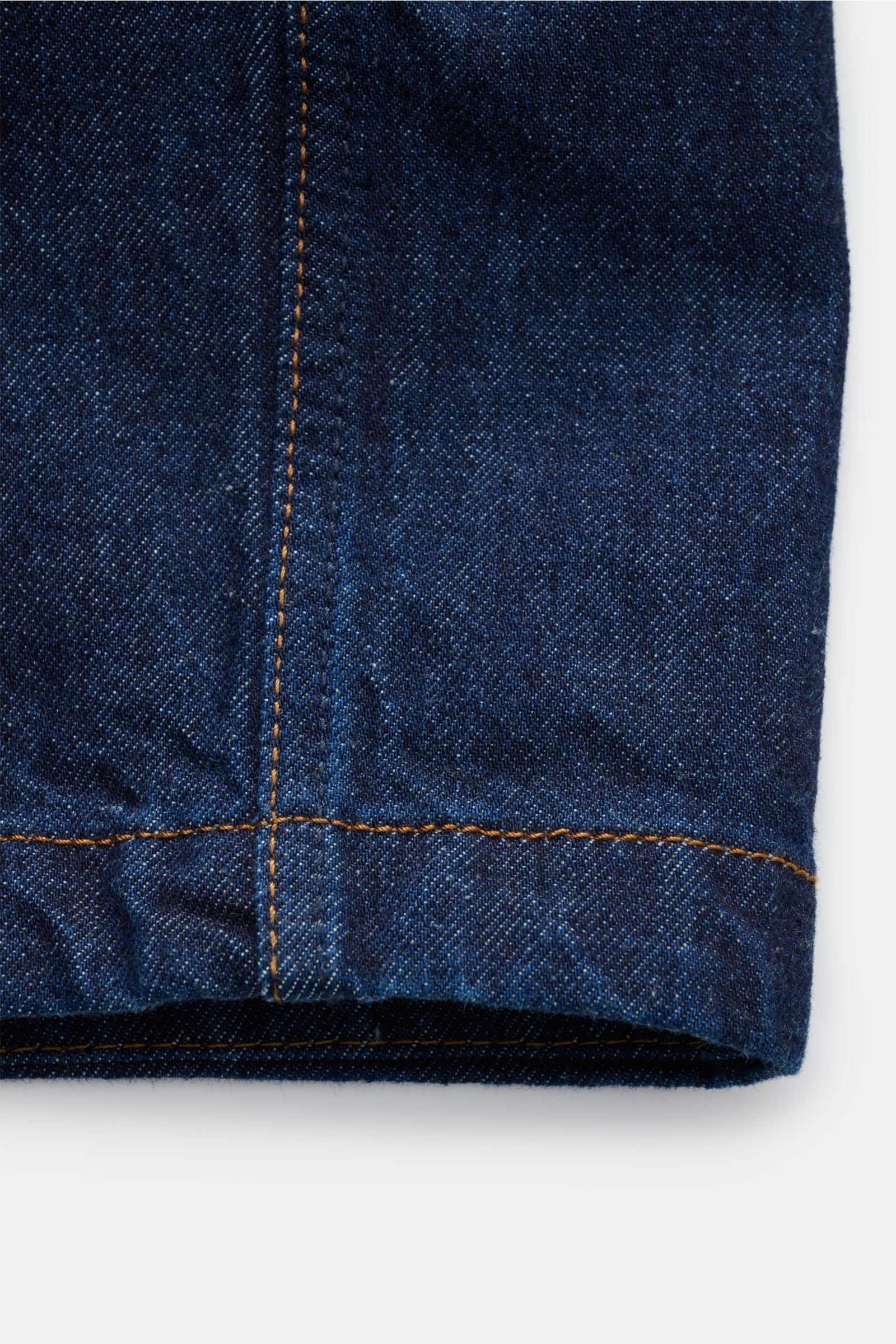 Stone Island Jeansjacke 'Indigo Denim-Rinsed' dunkelblau, Detailaufnahme der Ärmelnaht aus indigogefärbtem Baumwoll-Denim mit markanter Naht, Slim Fit.