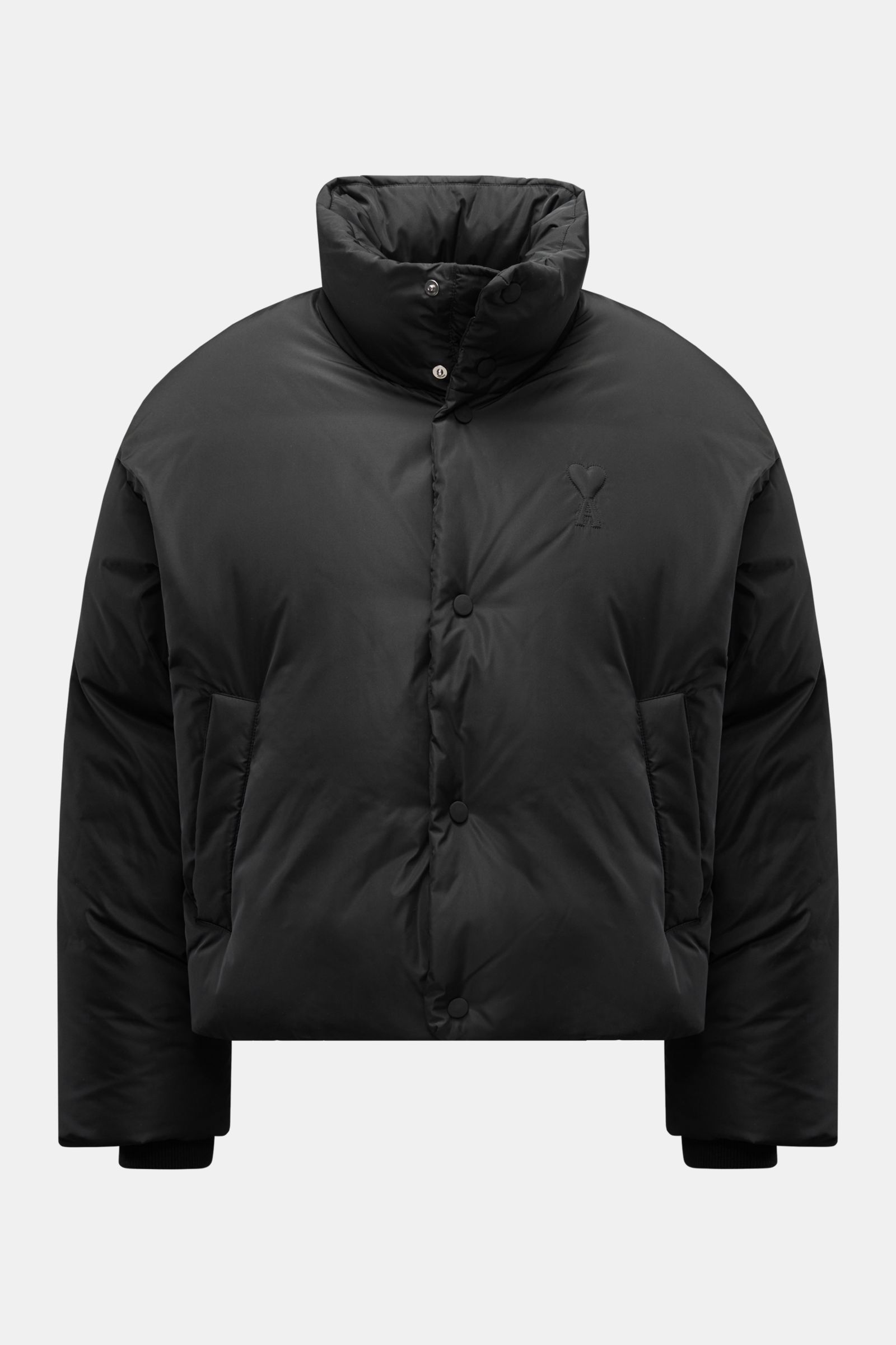 Schwarze Ami Paris Daunenjacke in Frontansicht mit wattiertem Kragen, Oversized Fit, sechs Knöpfen, paspelierten Taschen und gestepptem Logo.