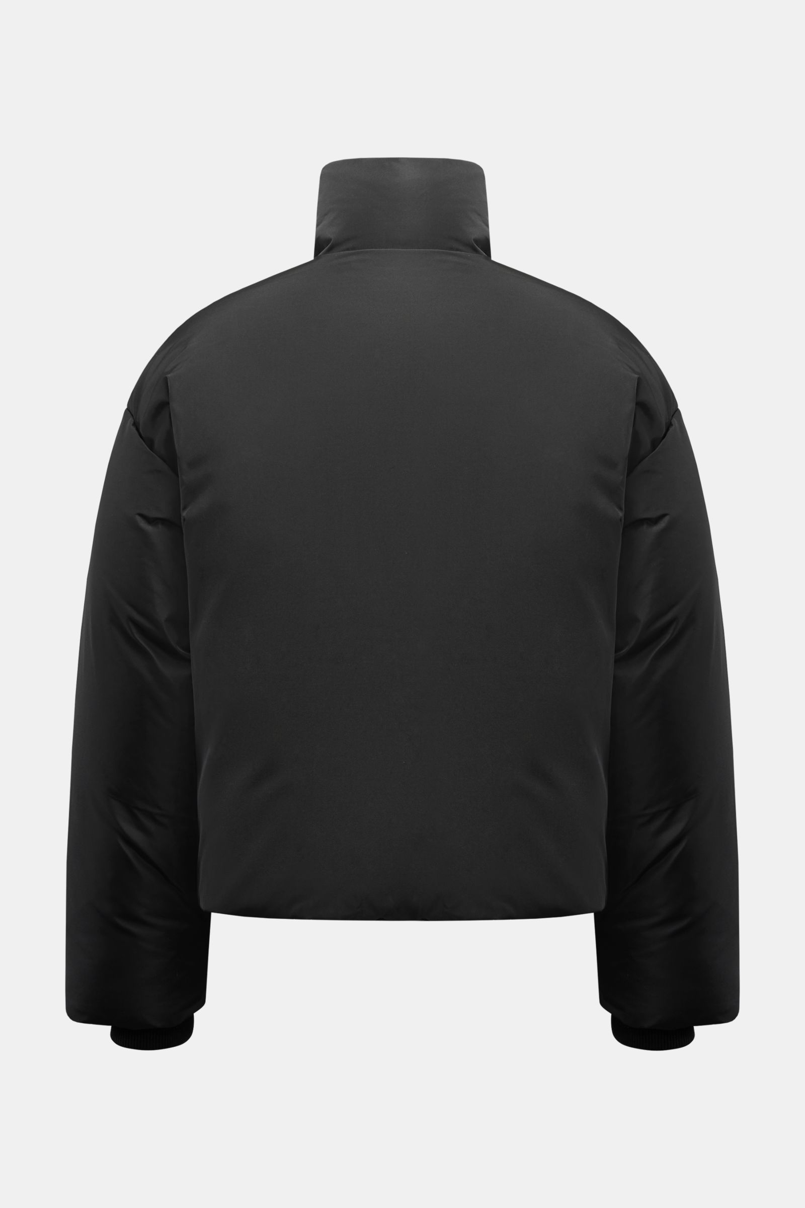 Ami Paris Daunenjacke schwarz von hinten fotografiert, verkürzter Schnitt, wattierter Kragen, wind- und wasserabweisend, Oversized Fit.