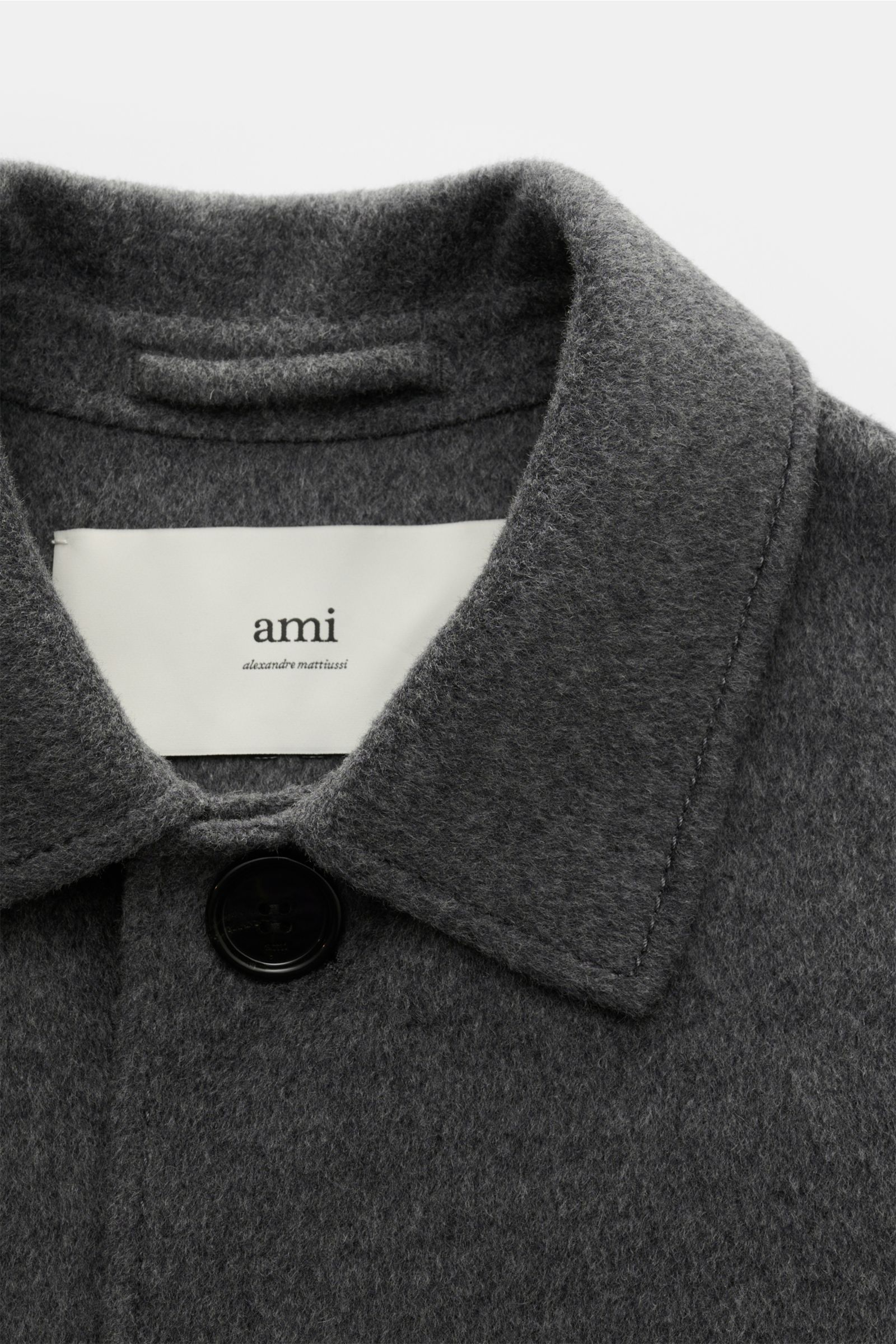 Nahaufnahme der Ami Paris Jacke grau meliert von oben, Slim Fit, Mix aus Schurwolle und Cashmere, weicher Griff, Umlegekragen, Fünf-Knopf-Leiste.