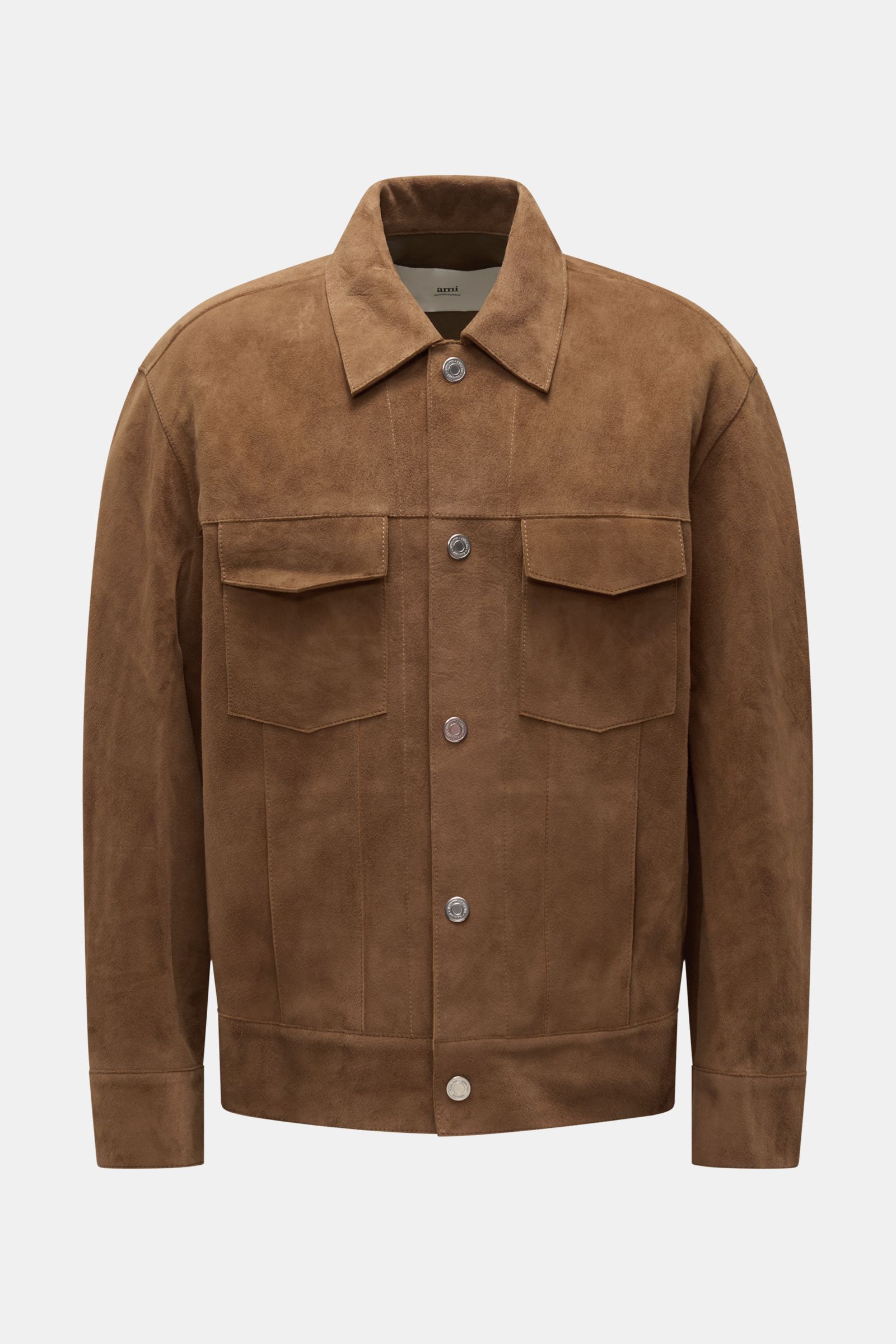 Ami Paris Velourslederjacke hellbraun von vorne fotografiert, Regular Fit, feinstes Veloursleder, weicher Griff, Druckknopfleiste, Umlegekragen, Brusttaschen, verdeckte Fronttaschen, Ärmel mit Manschette, Taillenriegel, Logo-Patch, ungefüttert, zwei Innen