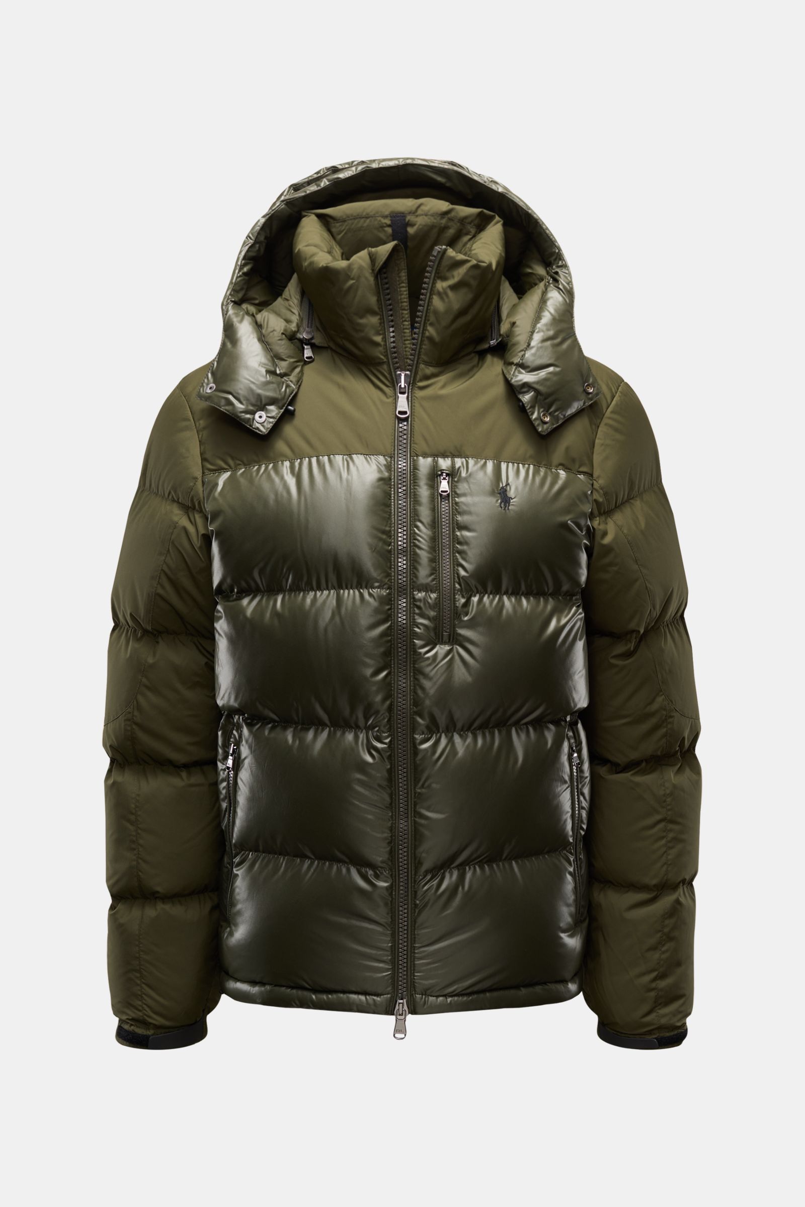 Front view of Polo Ralph Lauren Daunenjacke oliv, an olive green slim-fit down jacket with shiny and matte panels, detachable hood, high collar, zipper pockets, and subtle logo, designed for warmth and style.

Description for detail: Setzen Sie ein Sta