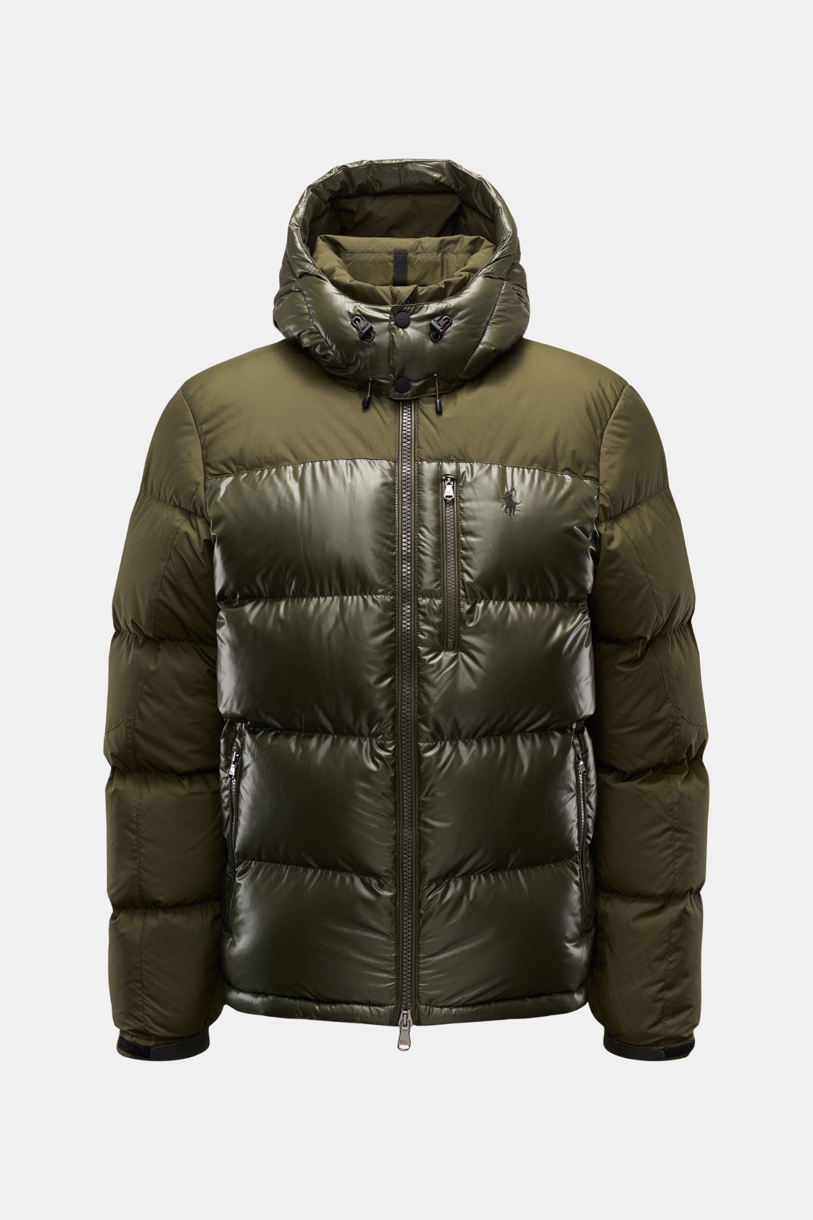 Front view of Polo Ralph Lauren Daunenjacke oliv with shiny and matte olive green panels, high collar, detachable hood, and zip pockets.

Description: Setzen Sie ein Statement - auch im Winter: Diese Daunenjacke von POLO RALPH LAUREN wärmt dank ihrer D