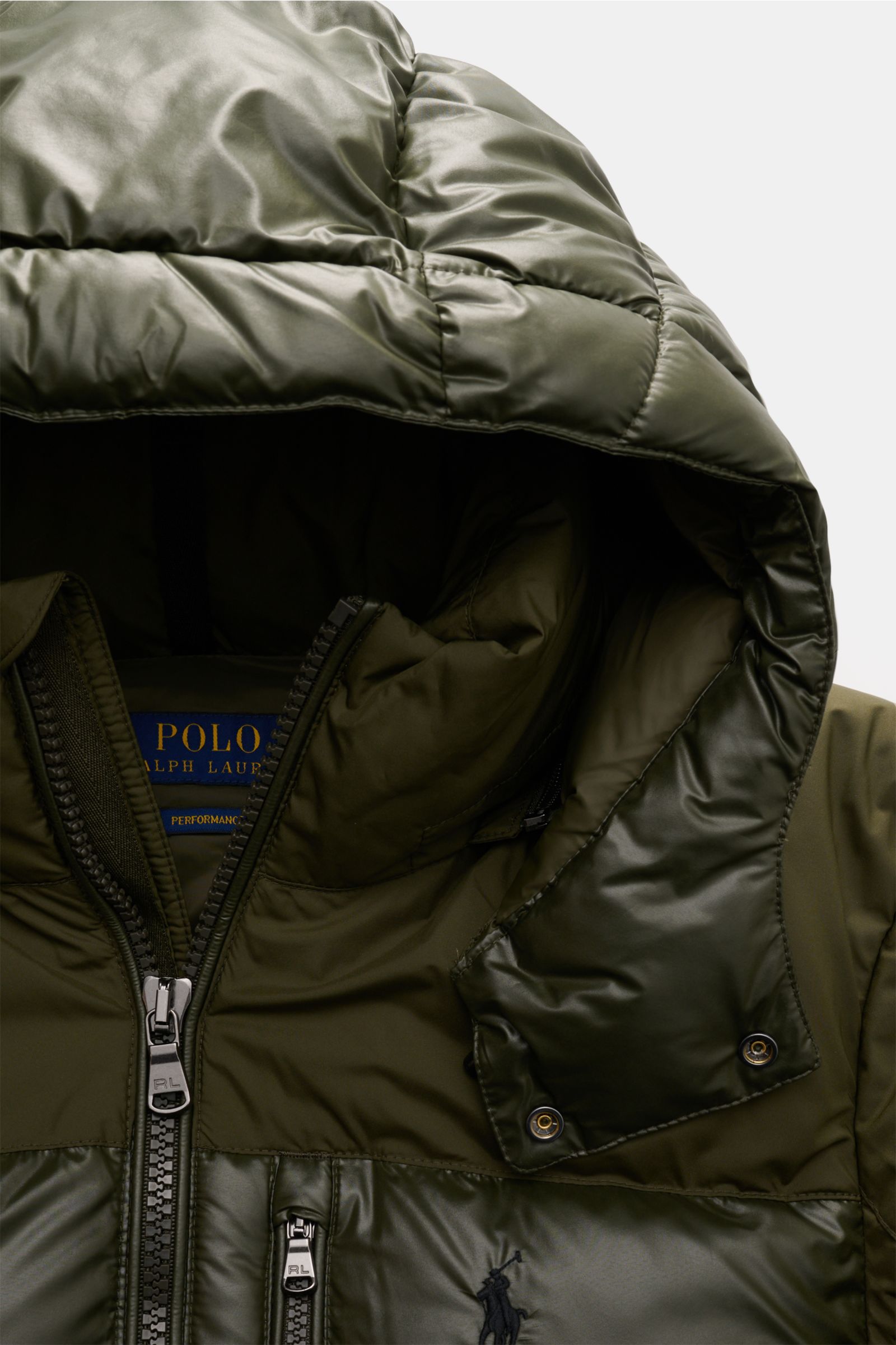 Close-up front view of Polo Ralph Lauren Daunenjacke oliv, showing shiny olive green hood, zippers, and subtle embroidered logo, highlighting high-quality recycled microfiber, smooth feel, water-repellent finish, lightweight down filling, slim fit, collar