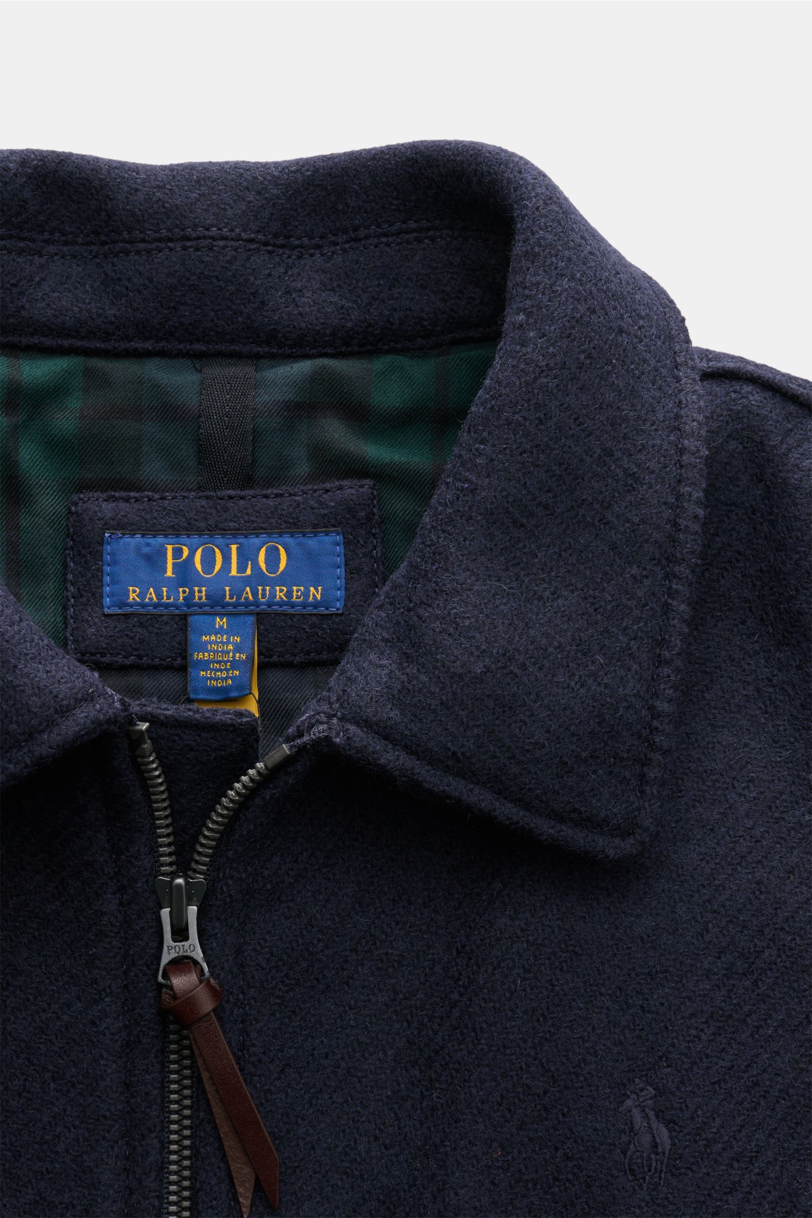 Nahaufnahme der Polo Ralph Lauren Jacke 'Langdon' navy aus italienischem Wolltwill mit Umlegekragen, Reißverschluss und kariertem Innenfutter.