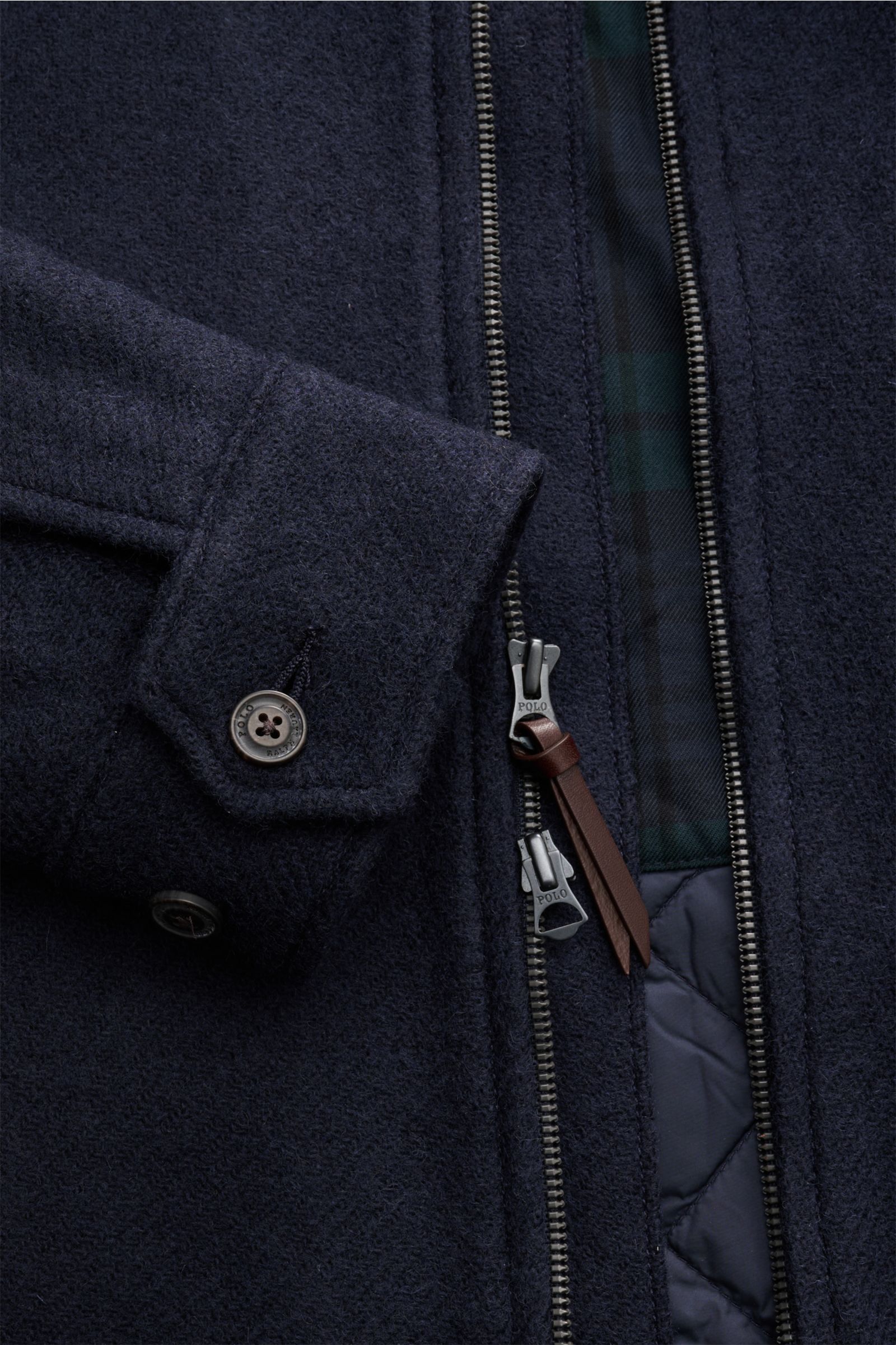 Nahaufnahme der Polo Ralph Lauren Jacke 'Langdon' navy aus italienischem Wolltwill mit Manschette, Zwei-Wege-Reißverschluss und Microfaser-Futter.