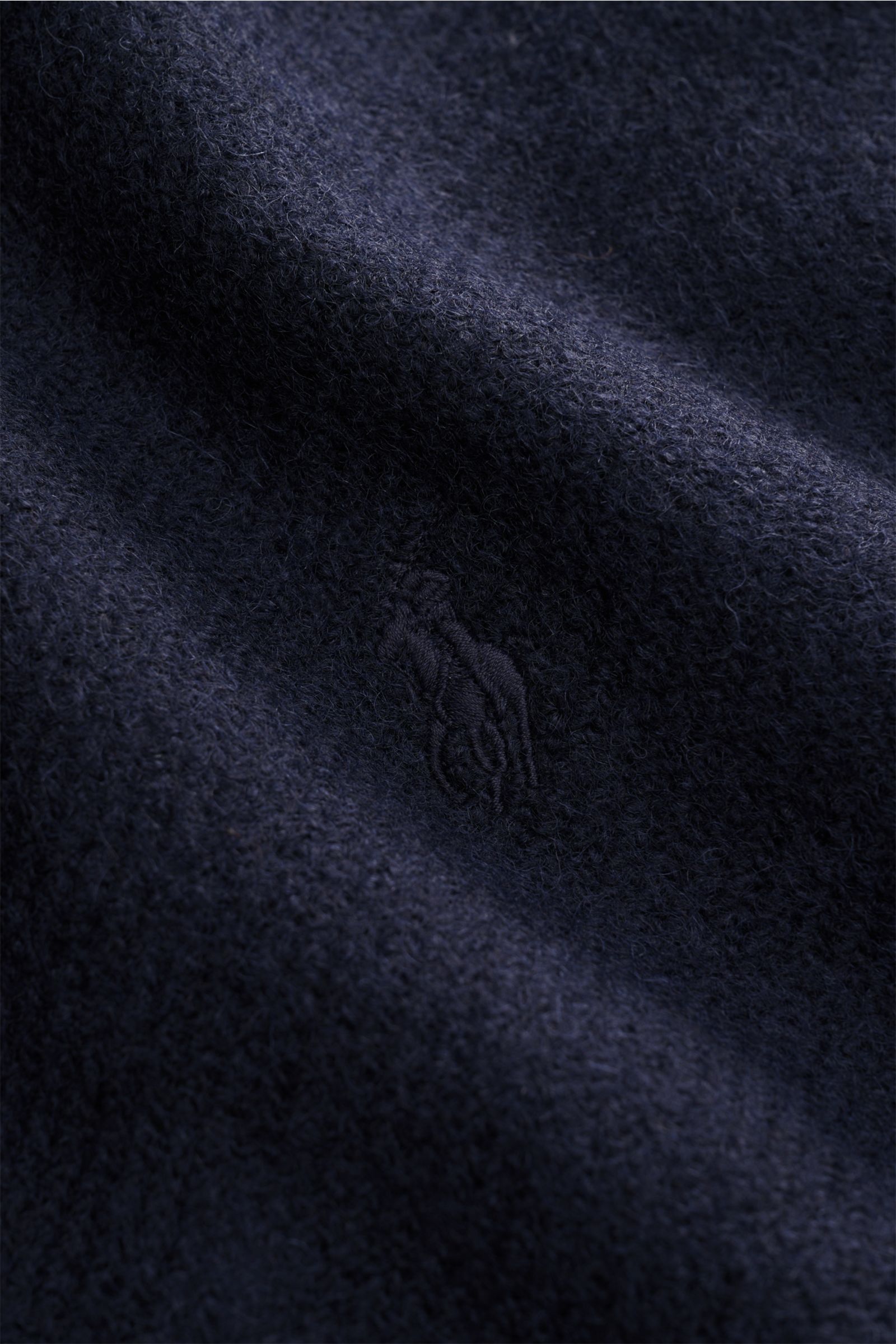 Nahaufnahme des Wolltwill-Stoffs der Polo Ralph Lauren Jacke 'Langdon' navy mit dezentem Logo, hergestellt aus italienischem Wolltwill.