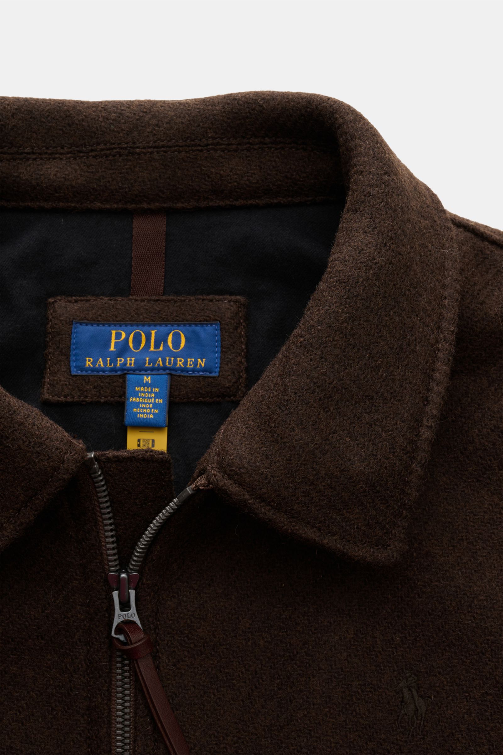 Nahaufnahme der Polo Ralph Lauren Jacke 'Langdon' dunkelbraun aus italienischem Wolltwill mit Umlegekragen, Zwei-Wege-Reißverschluss und Microfaser-Fütterung.