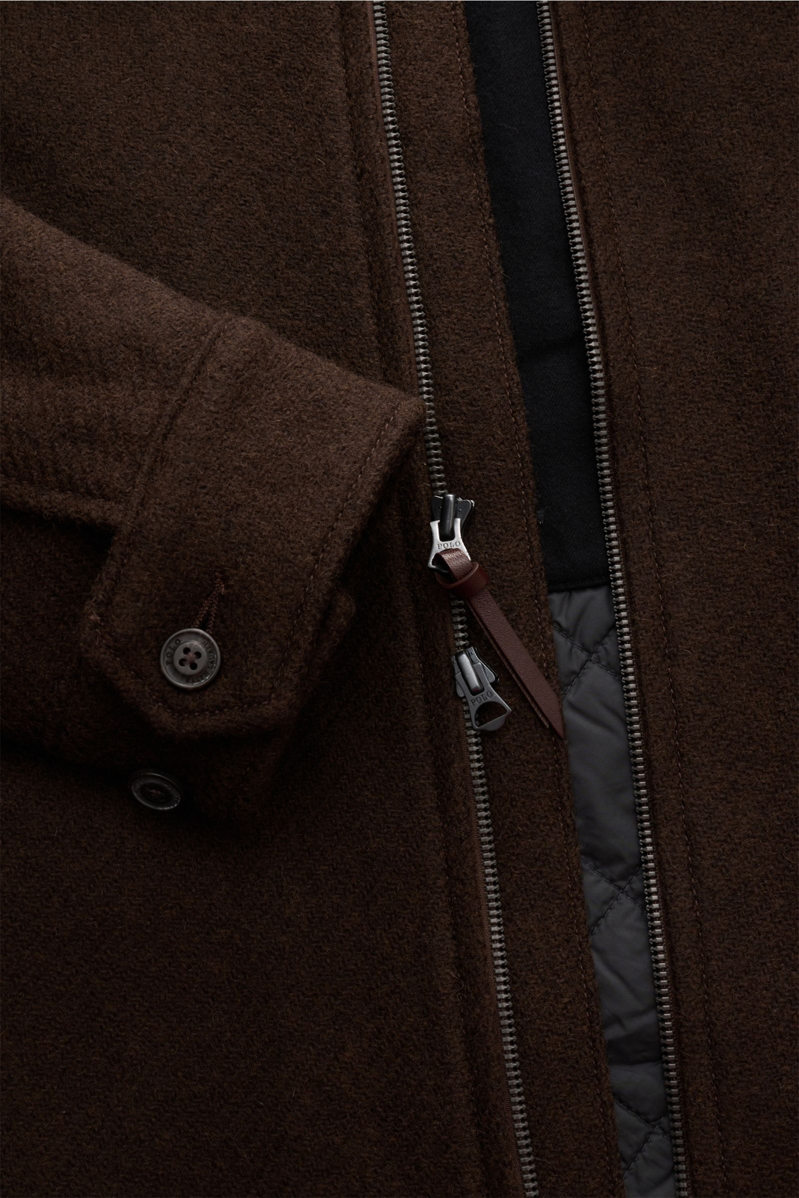 Nahaufnahme der Polo Ralph Lauren Jacke 'Langdon' dunkelbraun aus italienischem Wolltwill mit Zwei-Wege-Reißverschluss, Manschettenärmeln und Microfaser-Fütterung.