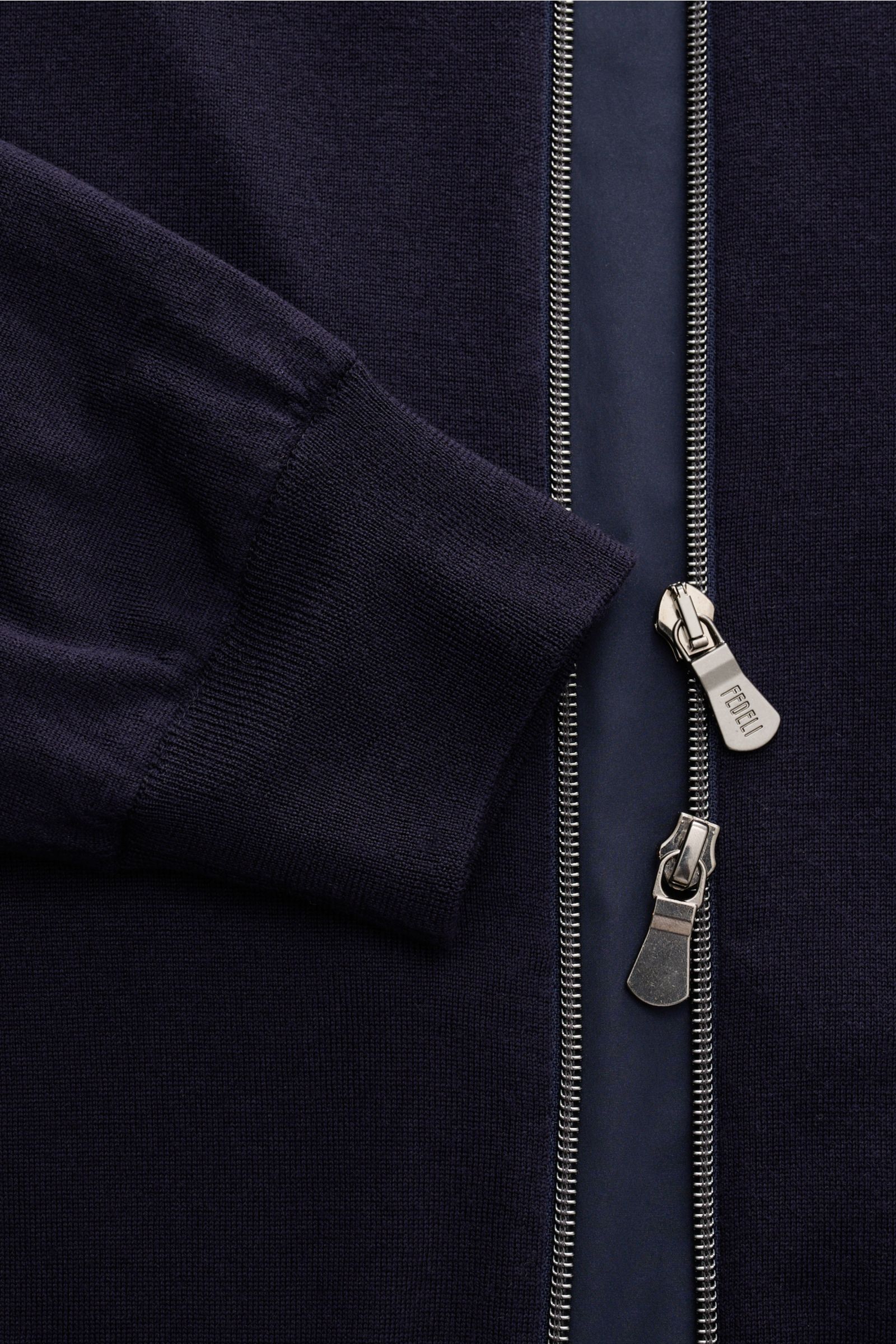 Fedeli Windbreaker Blouson 'Paros' navy close-up from front shows fine Super 140'S wool knit, soft ribbed cuff, technical microfiber lining, and two-way zipper. Zwei Fabrics - ein Anspruch: Der Blouson 'Paros' von FEDELI vereint feinen Strick aus reine