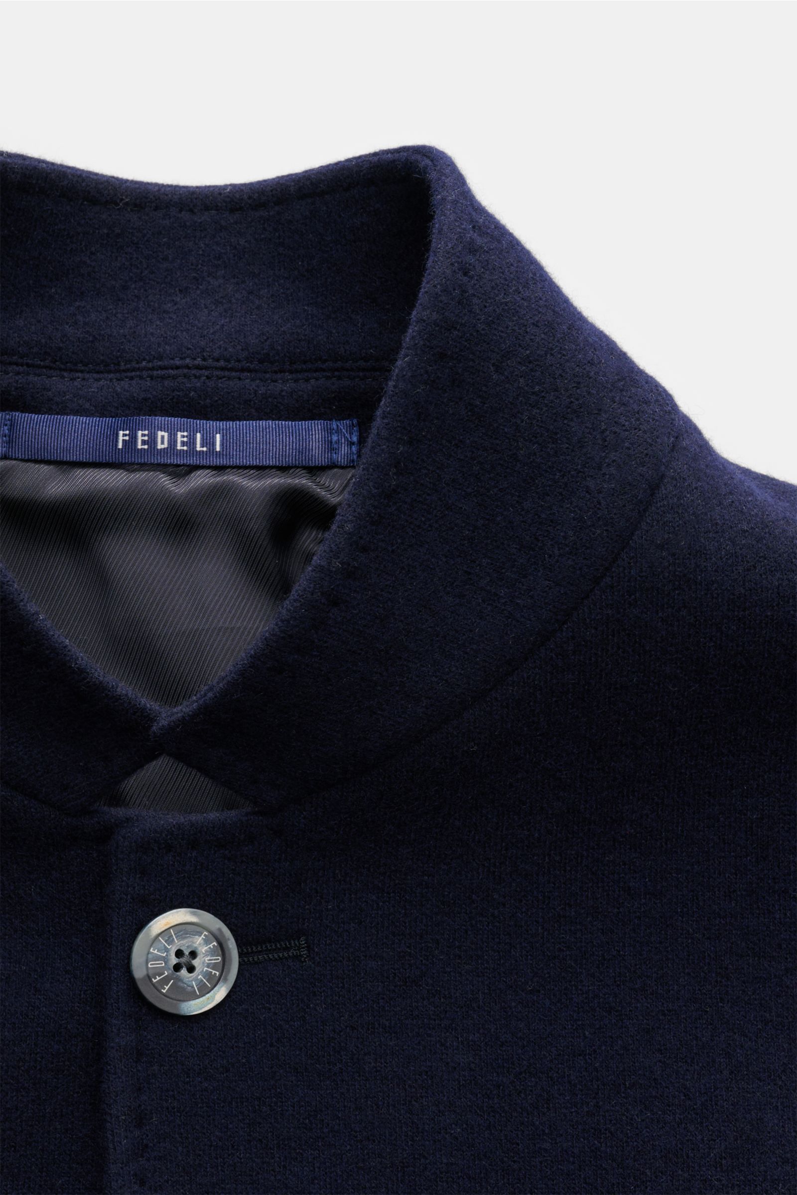 Fedeli Cashmere Jacke navy, Detailaufnahme von Stehkragen und Vier-Knopf-Leiste, reiner Cashmere, weicher Griff, Slim Fit, Brust- und Hüfttaschen, Kissing Buttons, Seitenschlitze, halb gefüttert, zwei Innentaschen.