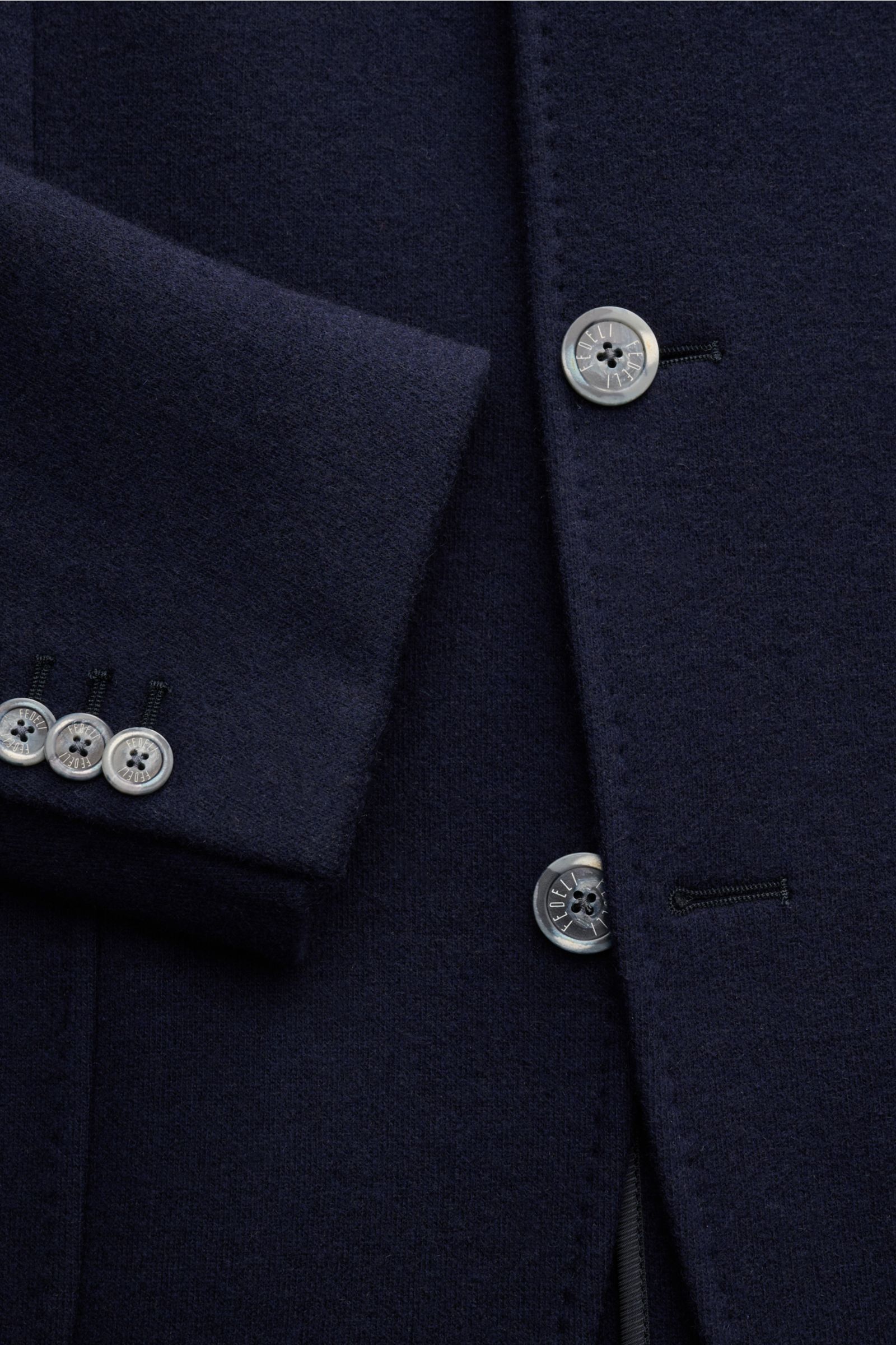 Nahaufnahme der Fedeli Cashmere Jacke navy aus reiner Wolle mit Slim Fit, Stehkragen, Vier-Knopf-Leiste, Brust- und Hüfttaschen, Kissing Buttons, Seitenschlitzen, halb gefüttert und zwei Innentaschen. Weicher, geschmeidiger Griff, Detailansicht von Knöpfe