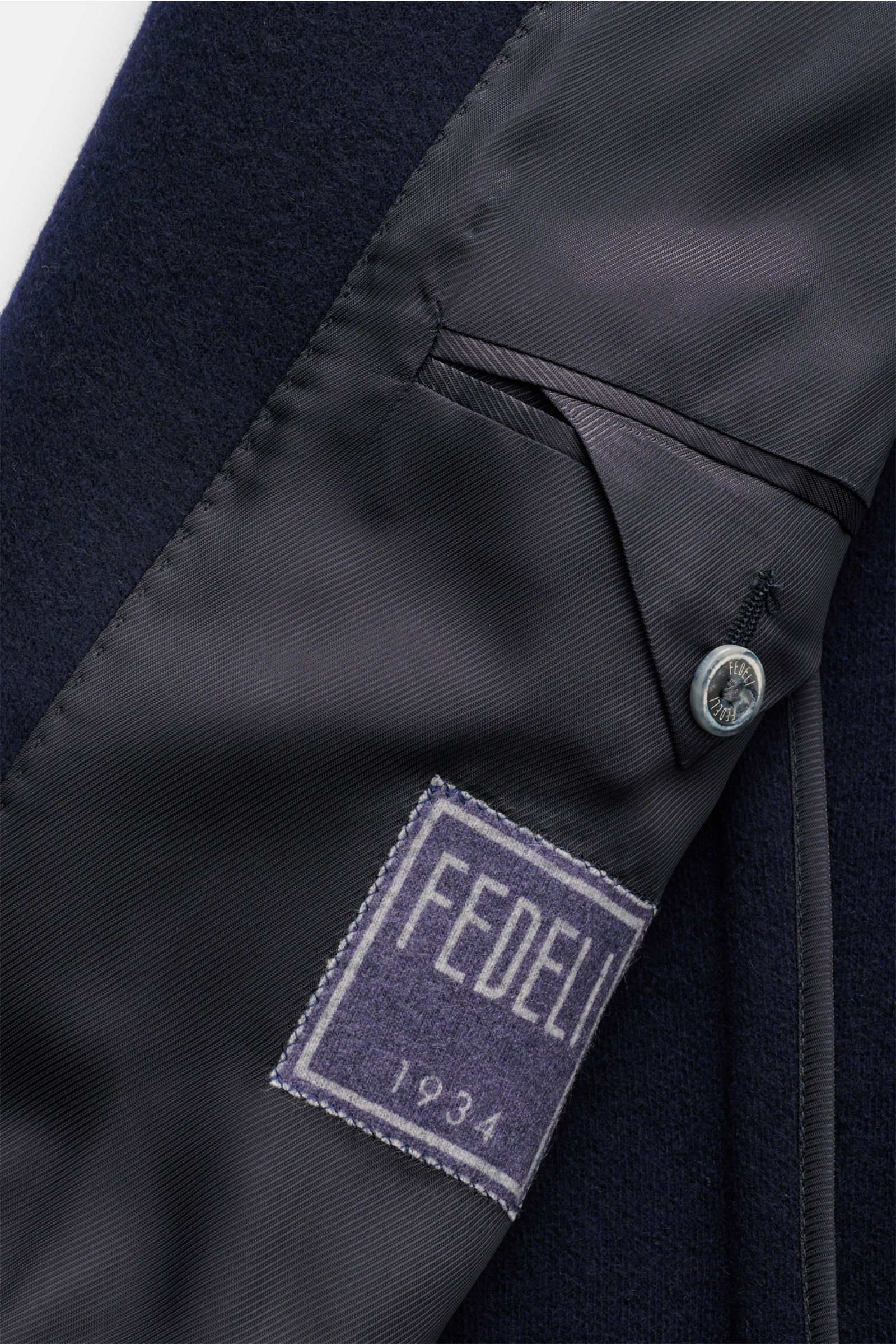 Nahaufnahme der innenliegenden Tasche und des Labels der Fedeli Cashmere Jacke navy, reiner Cashmere, Slim Fit, Stehkragen, Vier-Knopf-Leiste, klassische Brusttasche, aufgesetzte Hüfttaschen, Kissing Buttons, rückwärtige Seitenschlitze, halb gefüttert, zw