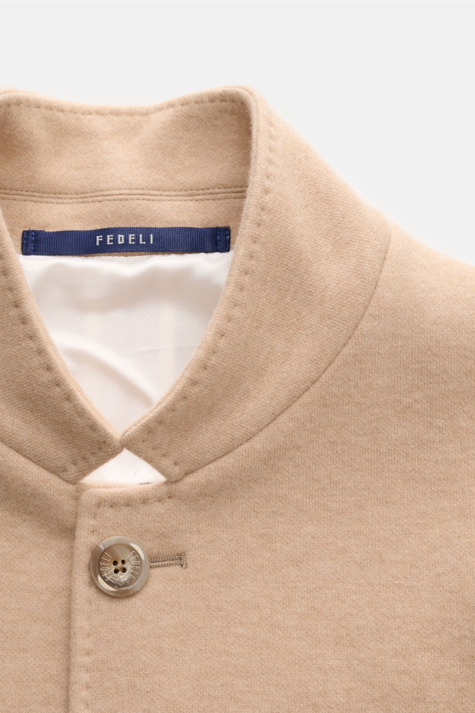 Nahaufnahme von Stehkragen und Knopfleiste der Fedeli Cashmere Jacke beige, reiner Cashmere, weich, Slim Fit, klassisch, halb gefüttert.