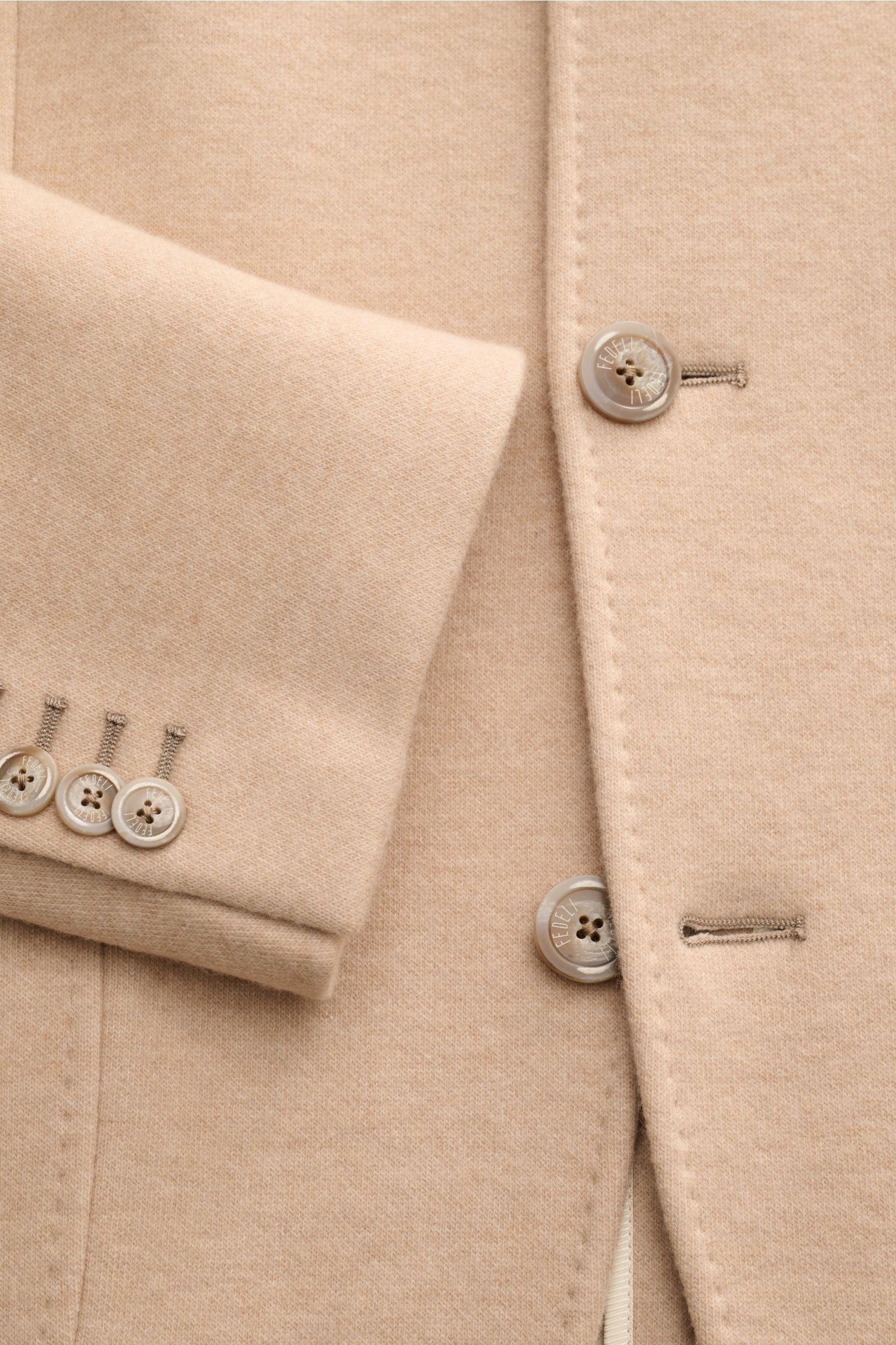 Fedeli Cashmere Jacke beige, Nahaufnahme von Ärmel und Knopfleiste, reiner Cashmere, Slim Fit, Stehkragen, Brust- und Hüfttaschen, Kissing Buttons.
