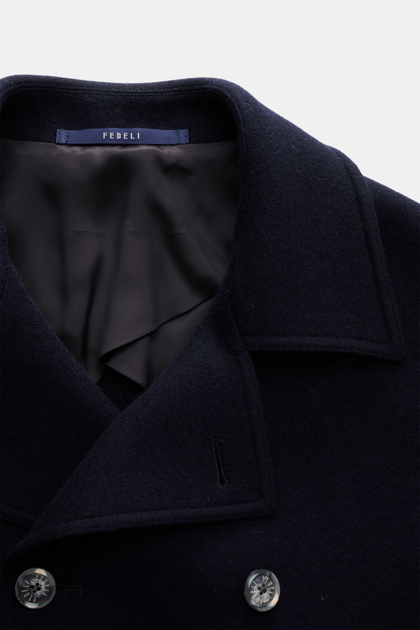 Fedeli Cashmere Cabanjacke navy mit variablem Kragen, Slim Fit, Vier-Knopf-Leiste, schrägen Leistentaschen, halb gefüttert, zwei Innentaschen, reiner Cashmere, weicher Griff, Detailansicht von oben.
