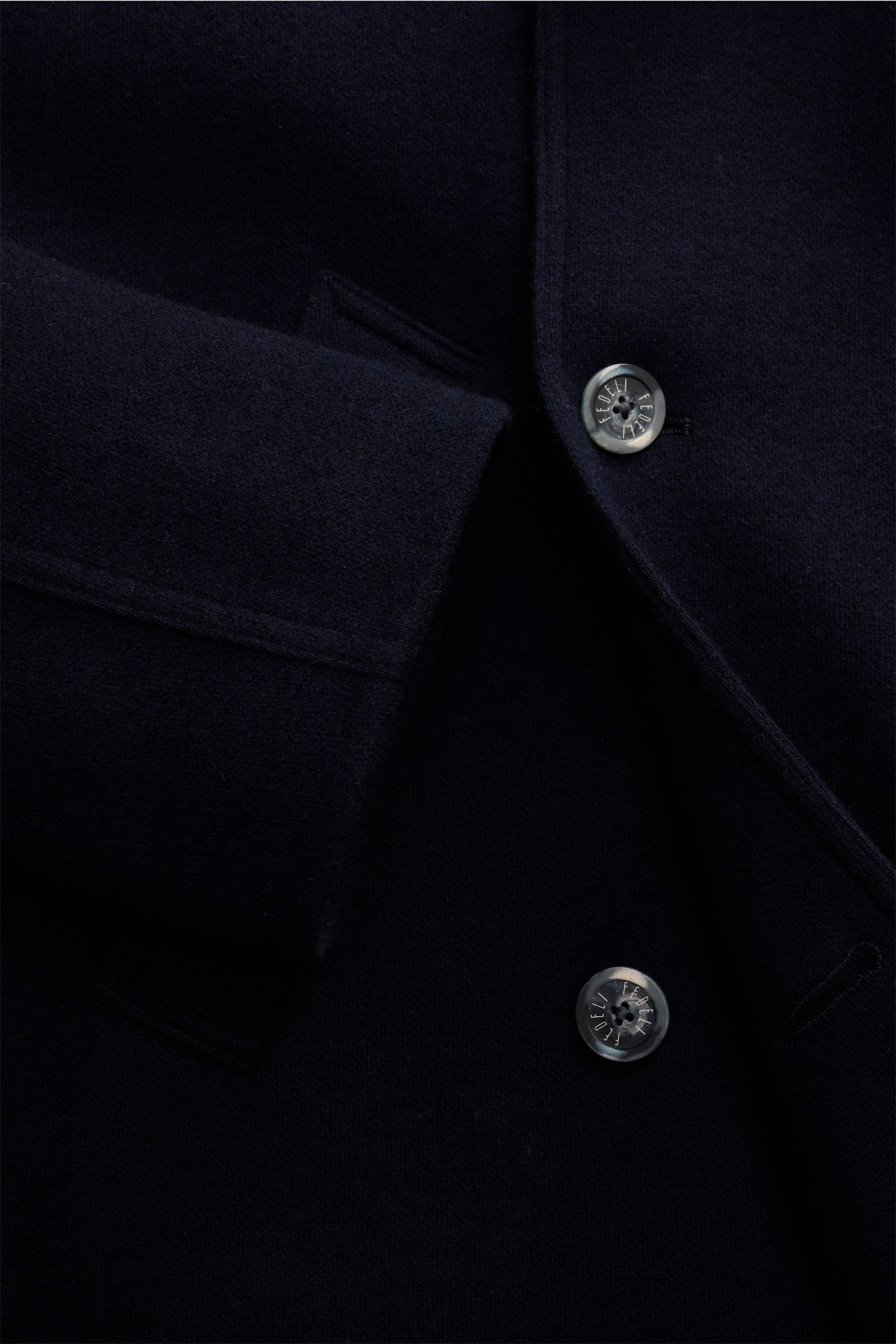 Nahaufnahme der Fedeli Cashmere Cabanjacke navy von oben, reiner Cashmere, weicher Griff, Slim Fit, variabler Kragen, Vier-Knopf-Leiste, schräge Leistentaschen, halb gefüttert, zwei Innentaschen.