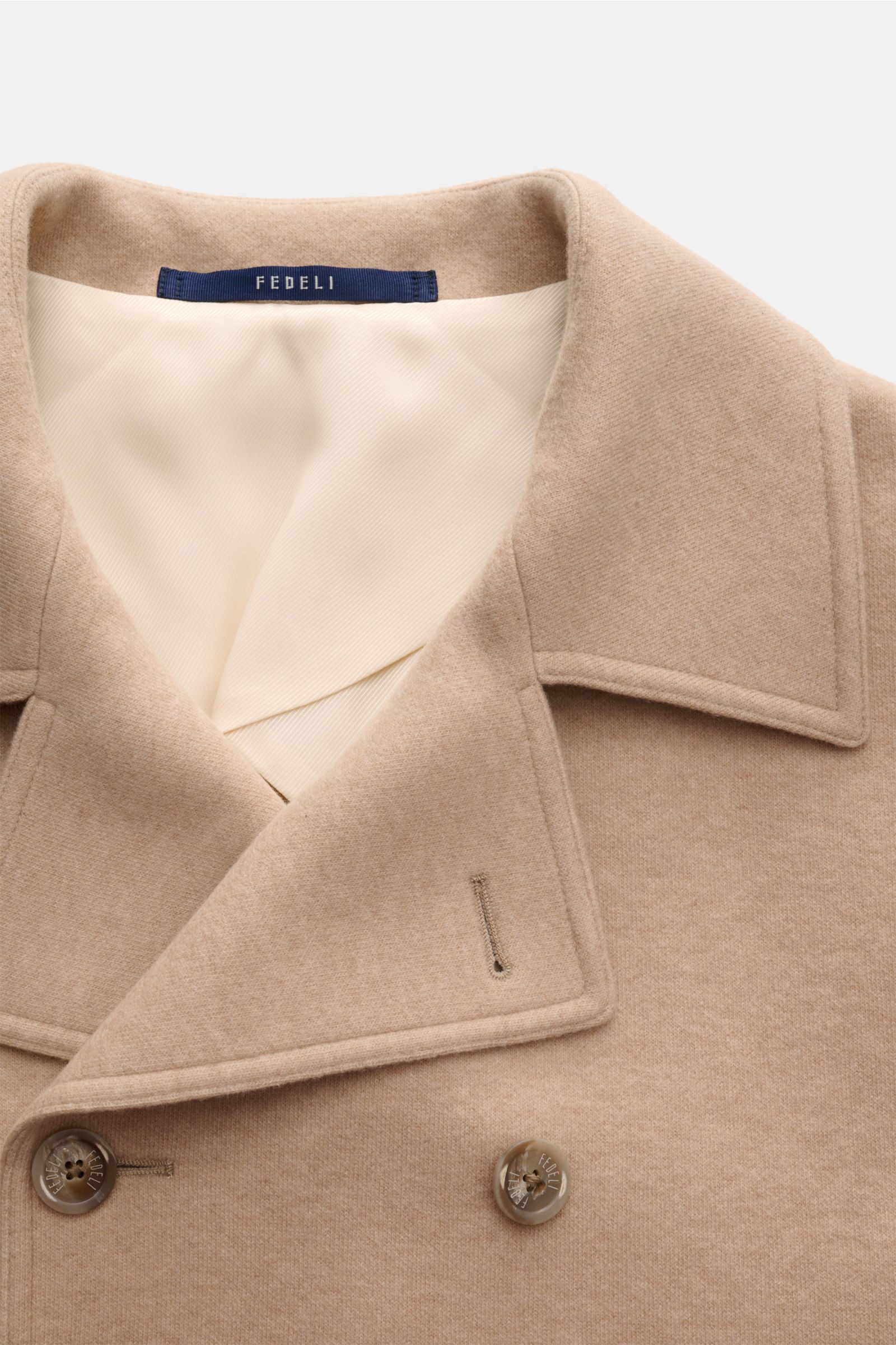 Fedeli Cashmere Cabanjacke beige close-up from above showing reiner Cashmere, weicher, geschmeidiger Griff, Slim Fit, variabler Kragen, Vier-Knopf-Leiste, schräge Leistentaschen, halb gefüttert, zwei Innentaschen.