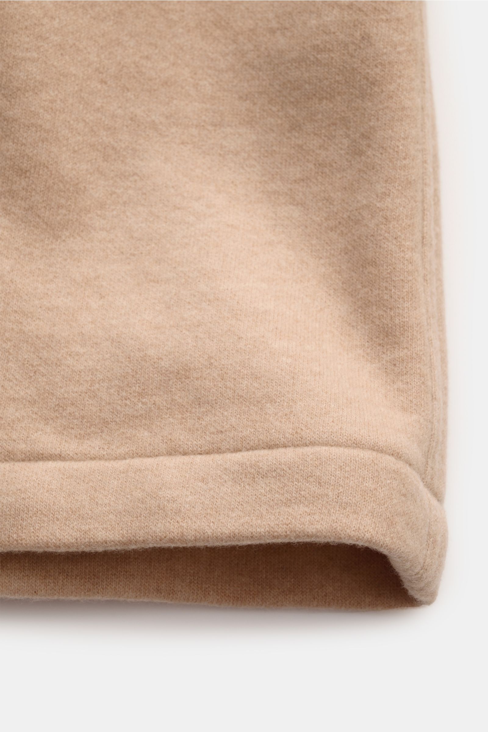 Close-up view of the beige Fedeli Cashmere Cabanjacke sleeve, made of reiner Cashmere with a soft, smooth feel, Slim Fit, variable collar, four-button placket, slanted welt pockets, half-lined, and two inner pockets.
