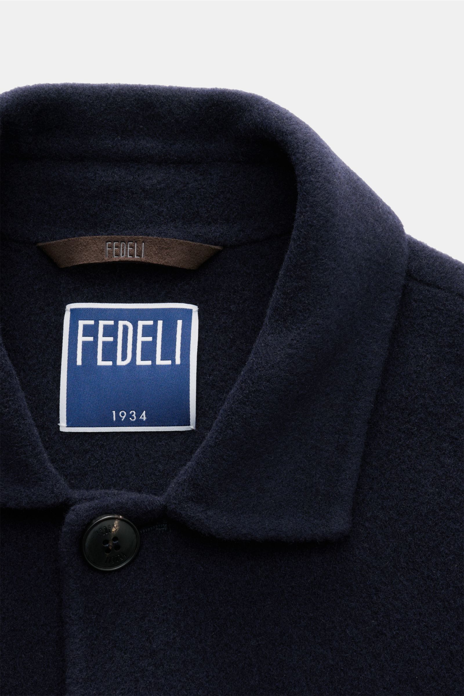Nahaufnahme der Fedeli Jacke 'Cambridge' navy aus Schurwoll-Cashmere-Mix, Slim Fit mit Umlegekragen und Knopf-Leiste, von vorne fotografiert.