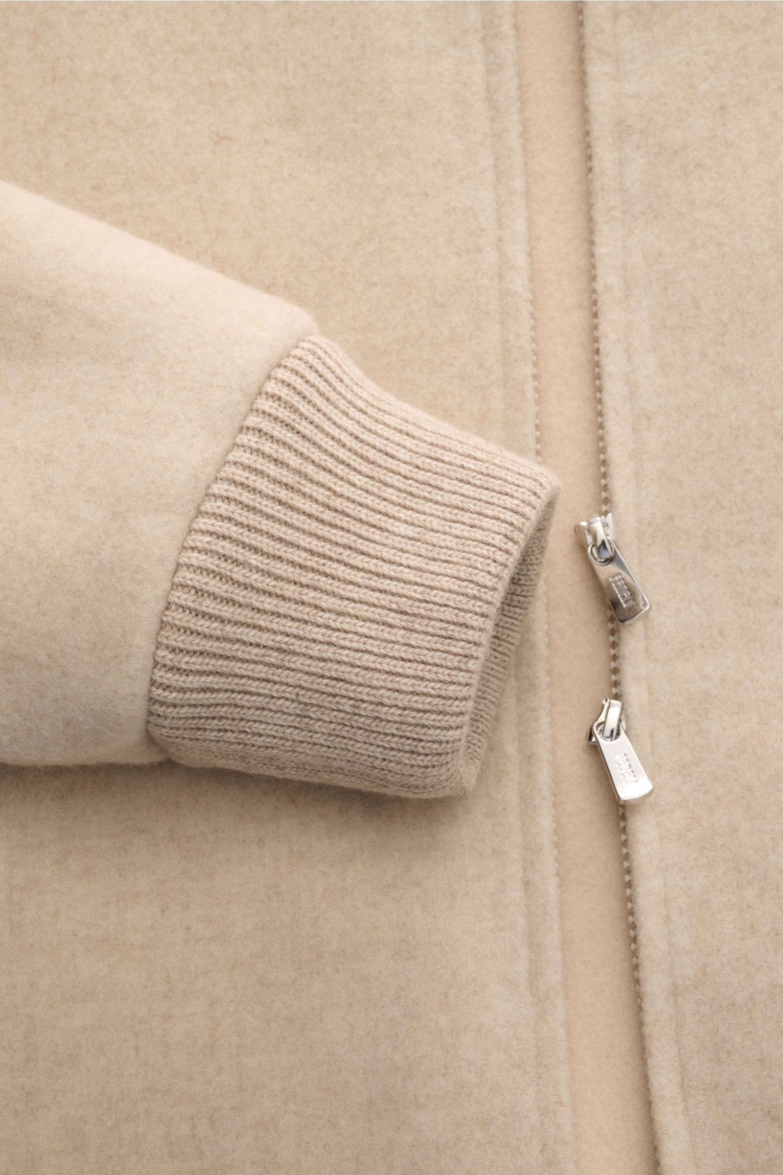 Nahaufnahme des Fedeli Blouson 'Solferino' beige, Slim Fit Kapuzen-Blouson aus Cashmere-Schurwolle mit elastischem Ärmelbündchen und Zwei-Wege-Reißverschluss.