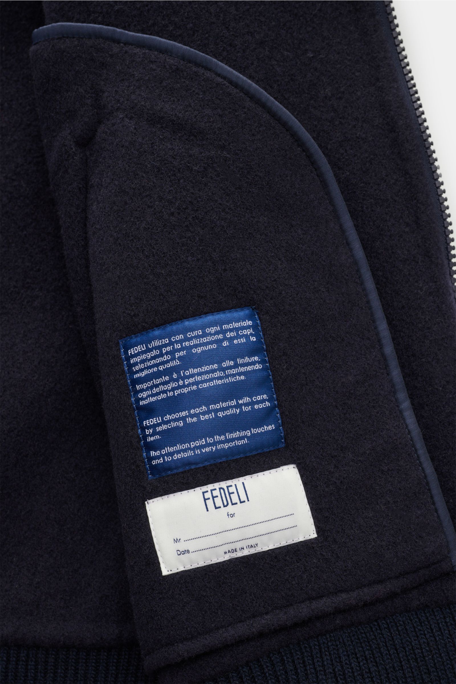 Fedeli Blouson 'Solferino' navy, Detailansicht Innenfutter mit Markenlabels, weicher Schurwolle-Cashmere-Mix, Unconstructed Design, Slim Fit.